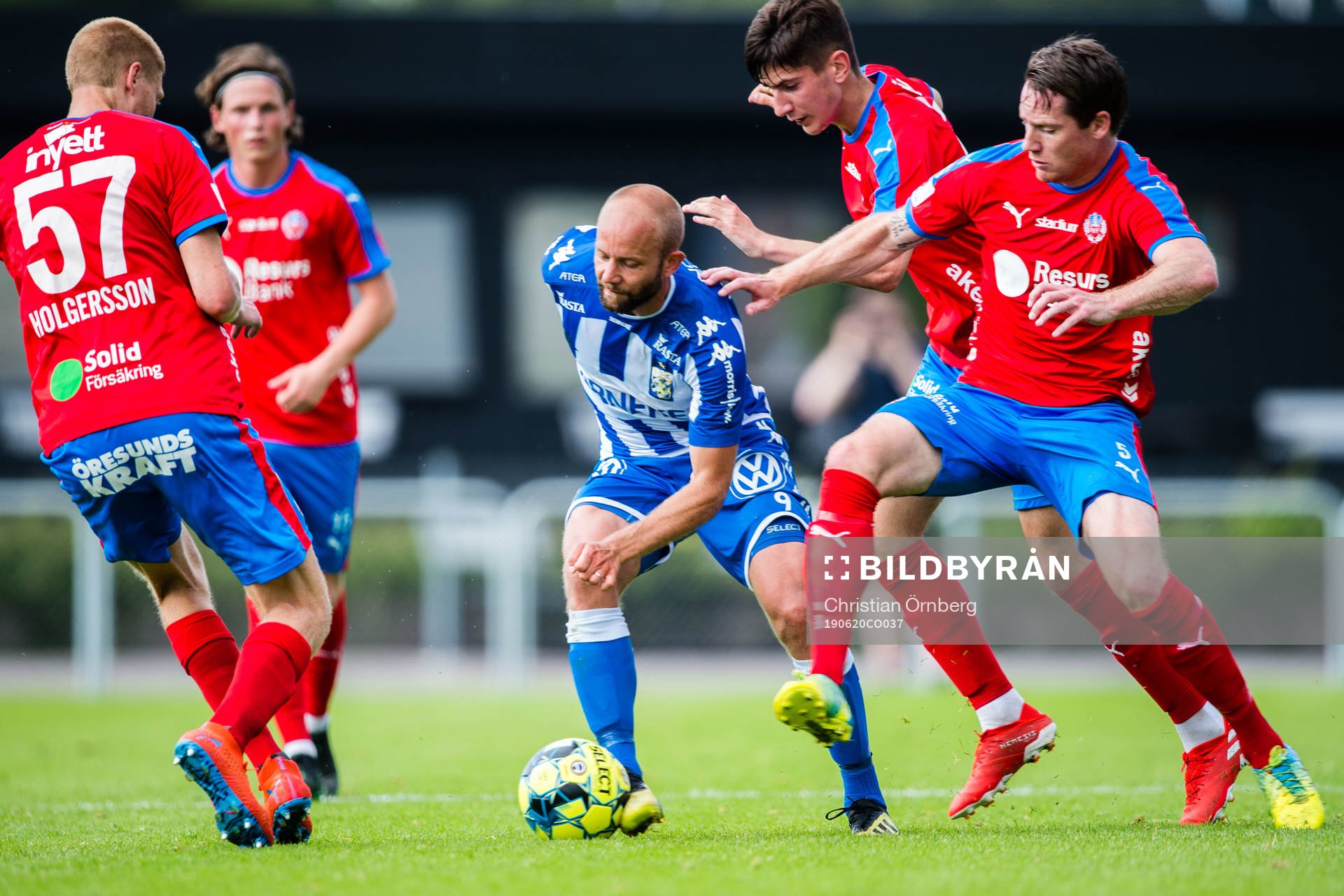 IFK Göteborgs Robin Söder i duell mot Helsingborgs Markus