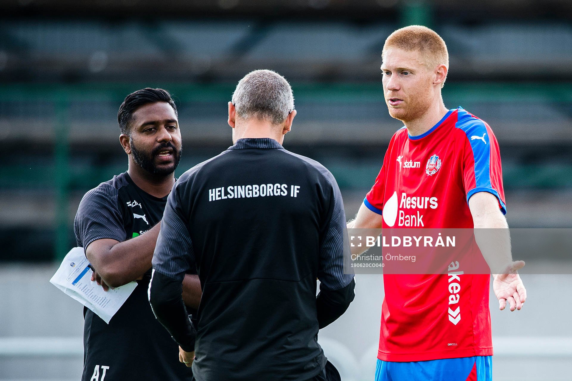 Helsingborgs tränare Henrik Larsson i diskussion med Markus Holgersson under träningsmatchen i fotboll mellan Helsingborg och IFK Göteborg den 20 juni 2019 i Hässleholm.