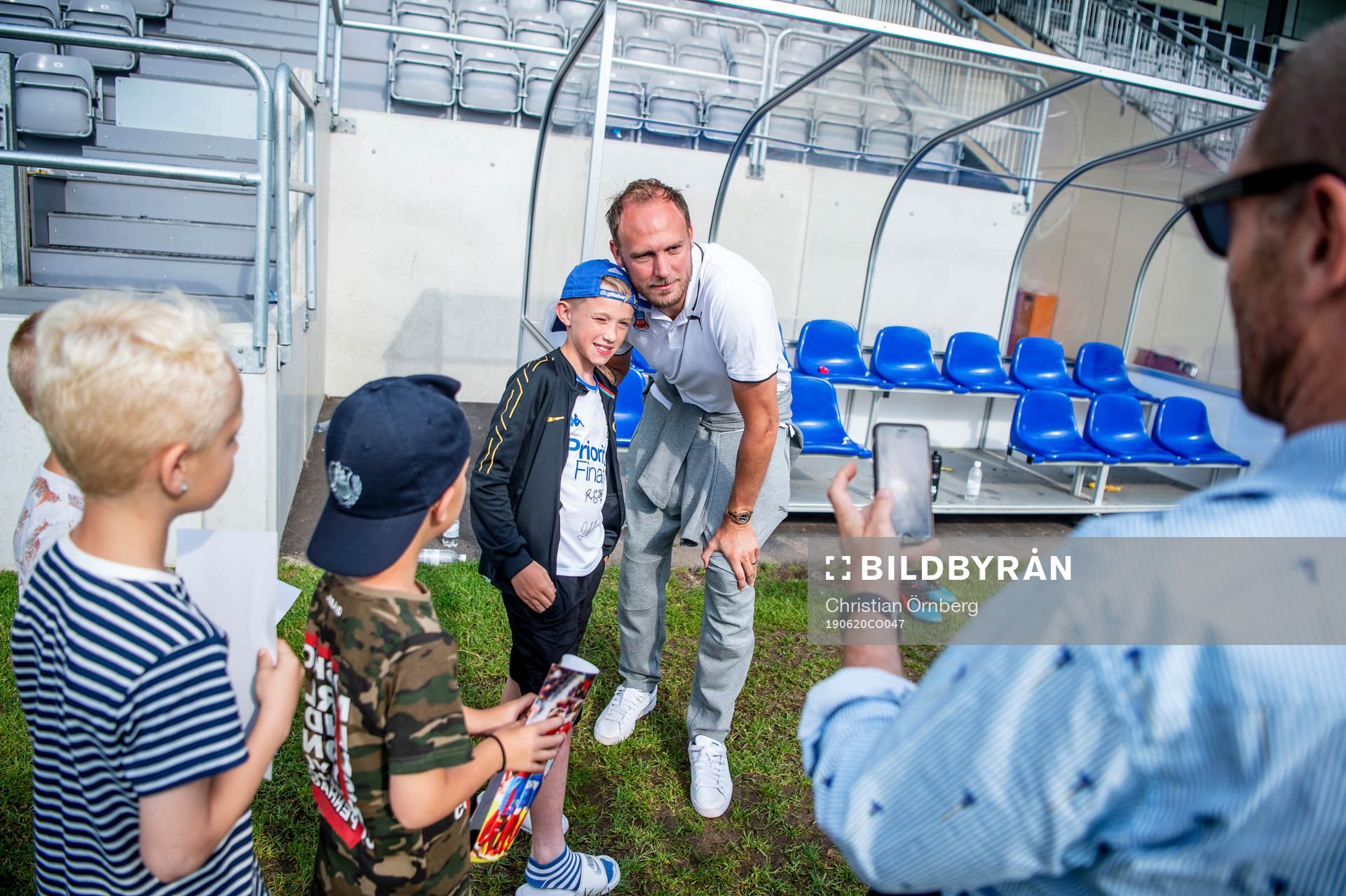Helsingborgs Andreas Granqvist med unga fans