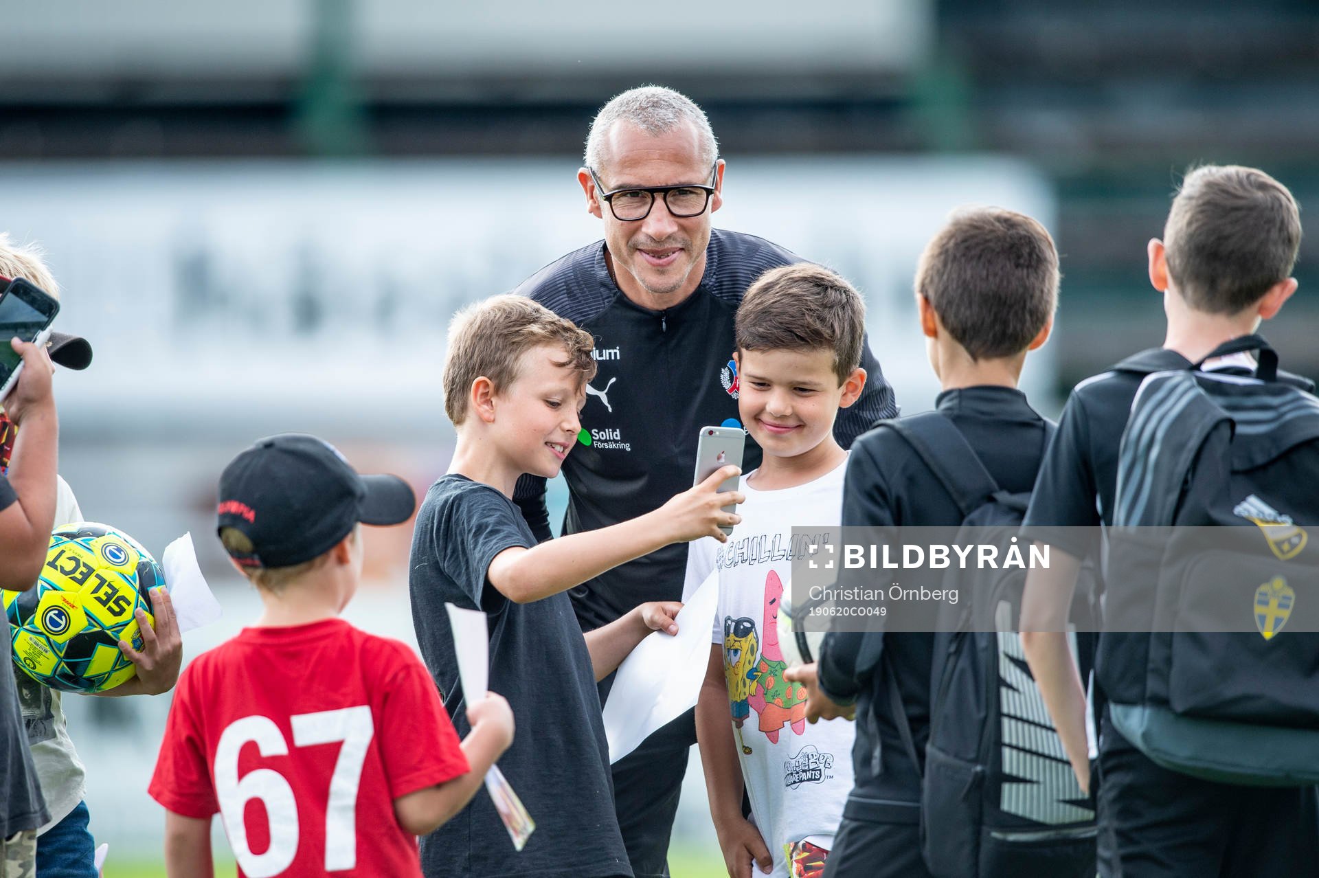Helsingborgs tränare Henrik Larsson med unga supporters