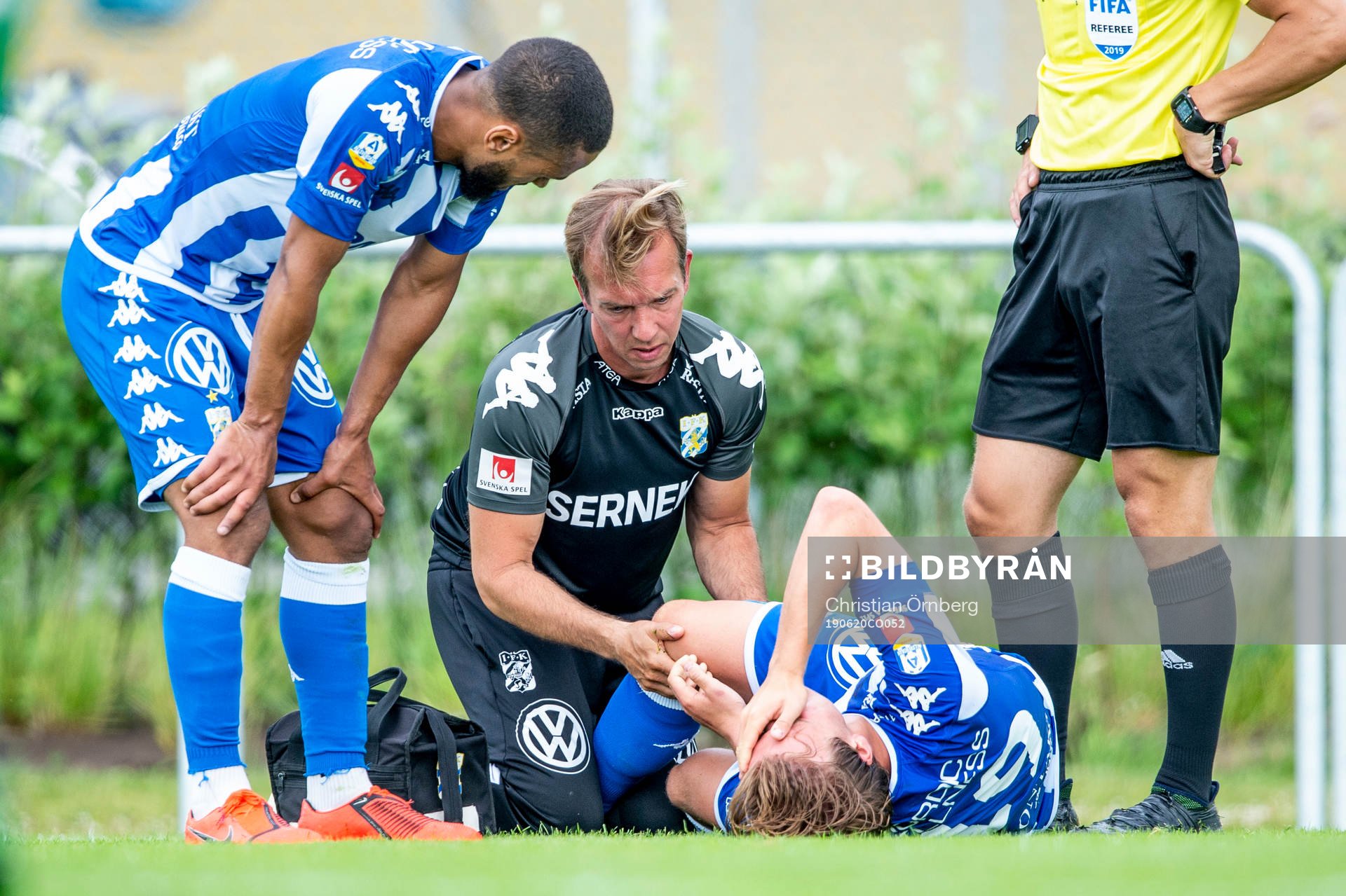 IFK Göteborgs August Erlingmark skadar sig under träningsmatchen i fotboll mellan Helsingborg och IFK Göteborg den 20 juni 2019 i Hässleholm.