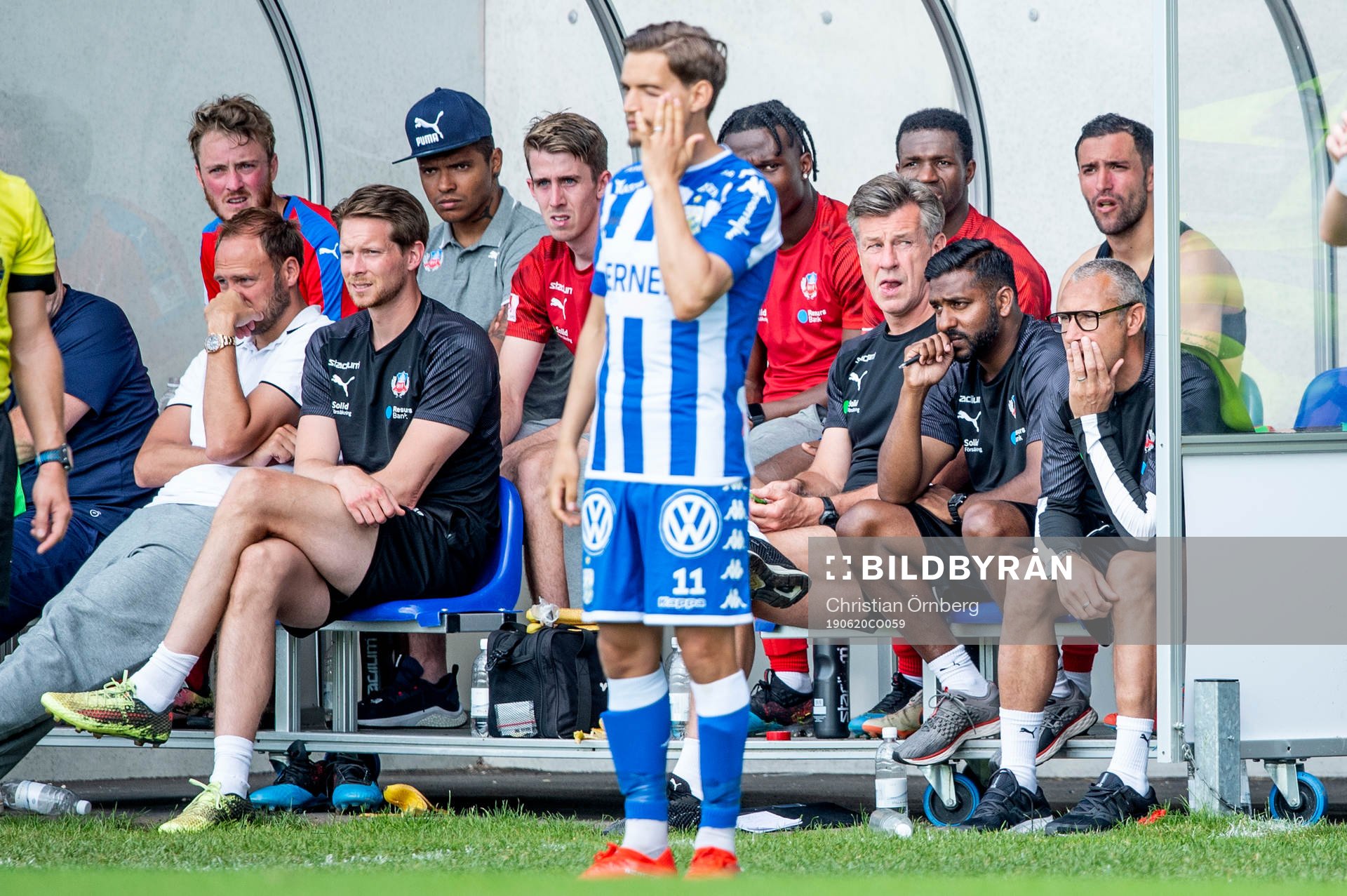 Tränare Henrik Larsson deppar med de andra på