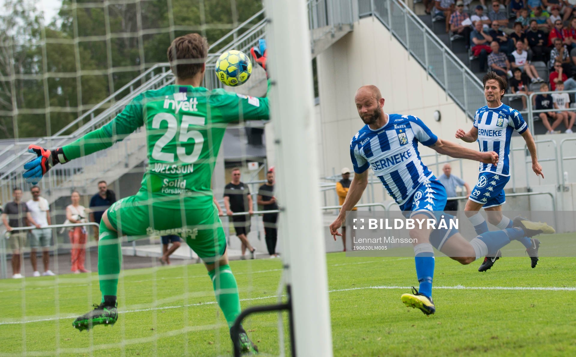 Helsingborgs Robin Söder nickar mot Kalle Joelsson i Helsingborgs mål i träningsmatchen mellan Helsingborgs IF och IFK Göteborg i Hässleholm 20 juni 2019.
