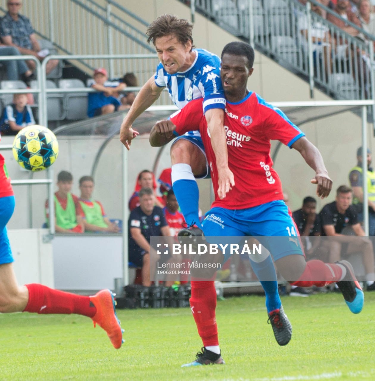 IFK Göteborgs Patrik Karlsson Lagemyr och Helsingborgs Mohammed Abubakari i träningsmatchen mellan Helsingborgs IF och IFK Göteborg i Hässleholm 20 juni 2019.