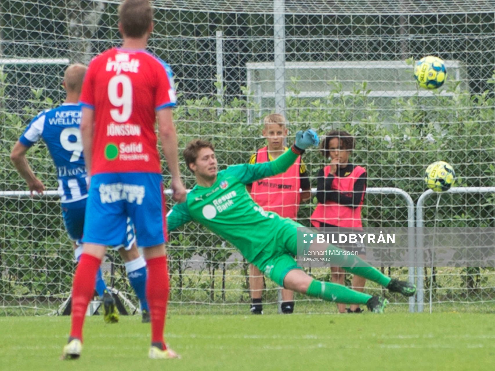 IFK Göteborgs Robin Söder gör mål på straff bakom Helsingborgs Kalle Joelsson i träningsmatchen mellan Helsingborgs IF och IFK Göteborg i Hässleholm 20 juni 2019.