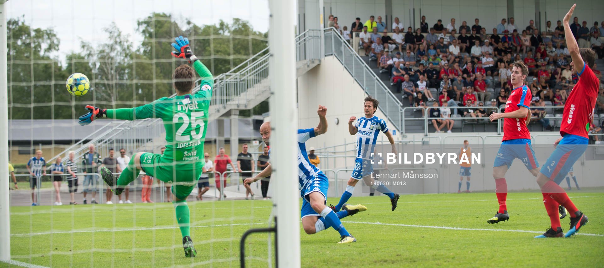 Helsingborgs Robin Söder nickar mot Kalle Joelsson i Helsingborgs mål i träningsmatchen mellan Helsingborgs IF och IFK Göteborg i Hässleholm 20 juni 2019.