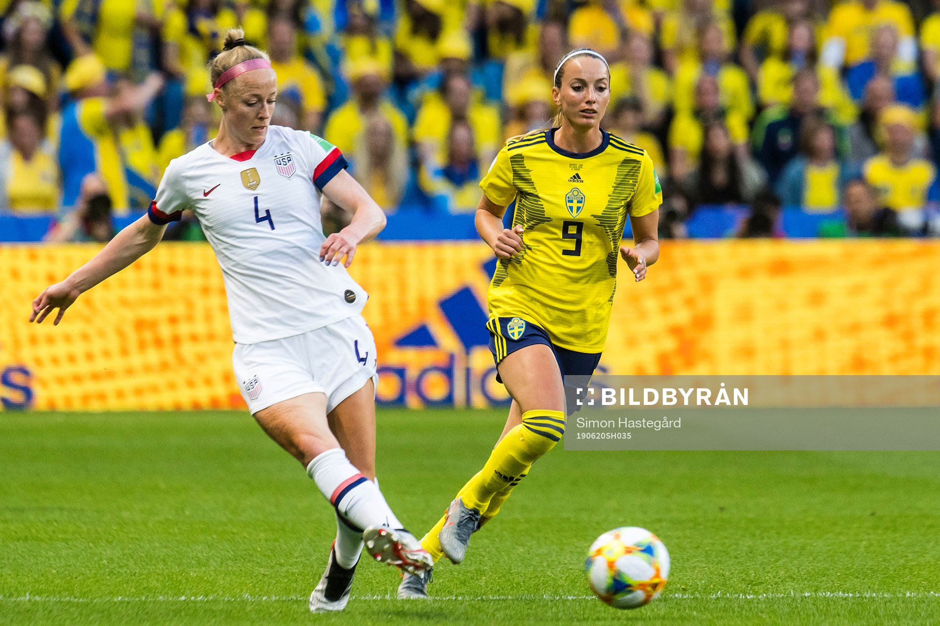 Rebecca Sauerbrunn of USA and Kosovare Asllani of Sweden