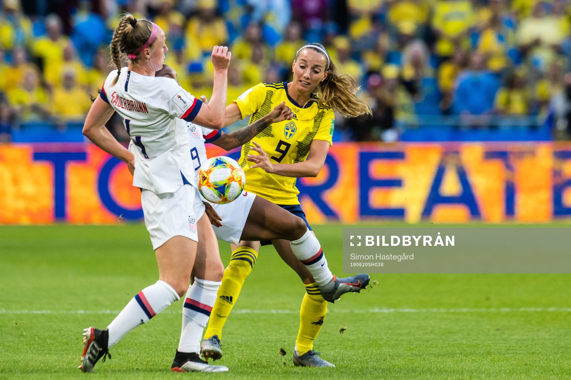 Rebecca Sauerbrunn and Lindsey Horan of USA in a duell with