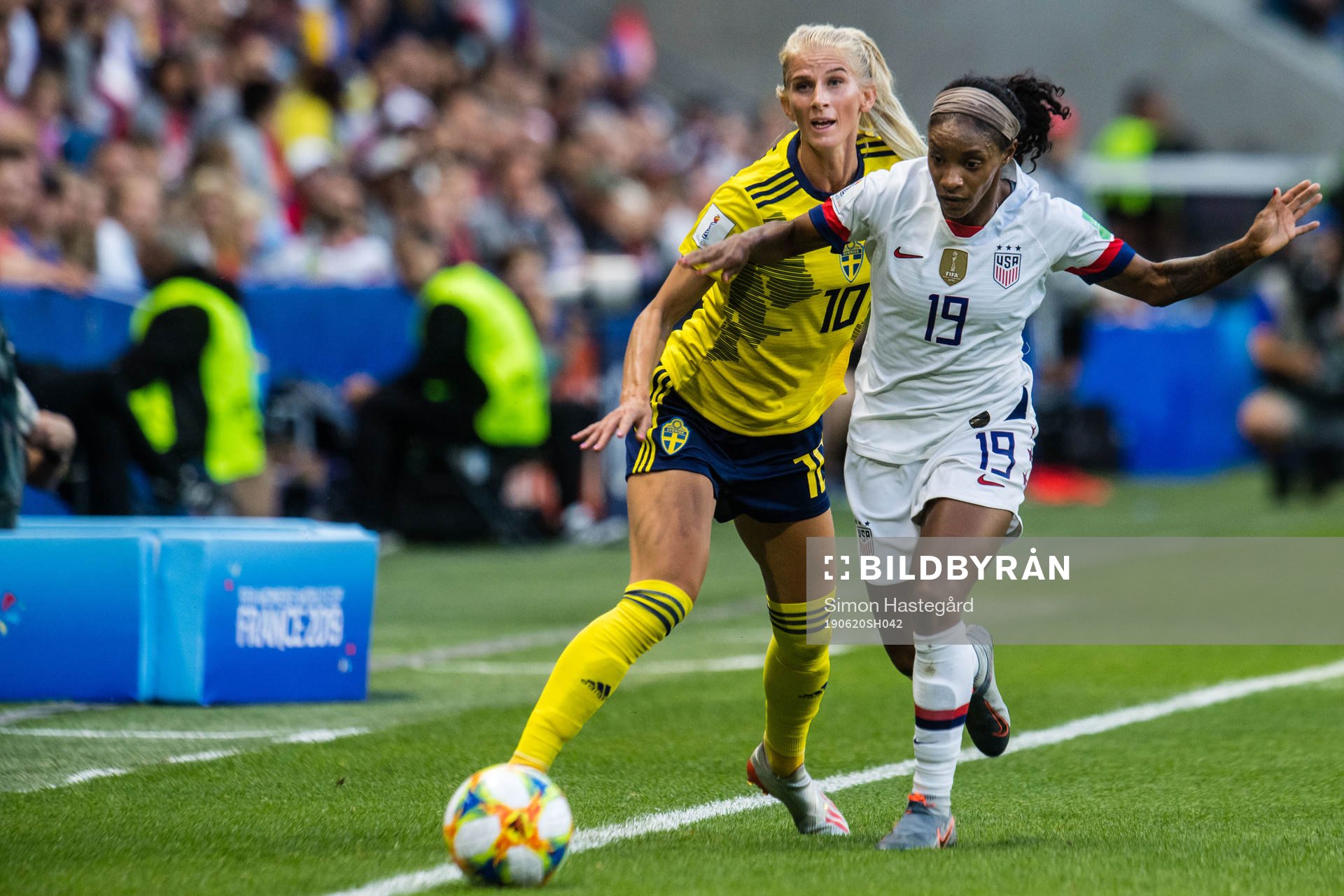 Sofia Jakobsson of Sweden and Crystal Dunn of USA