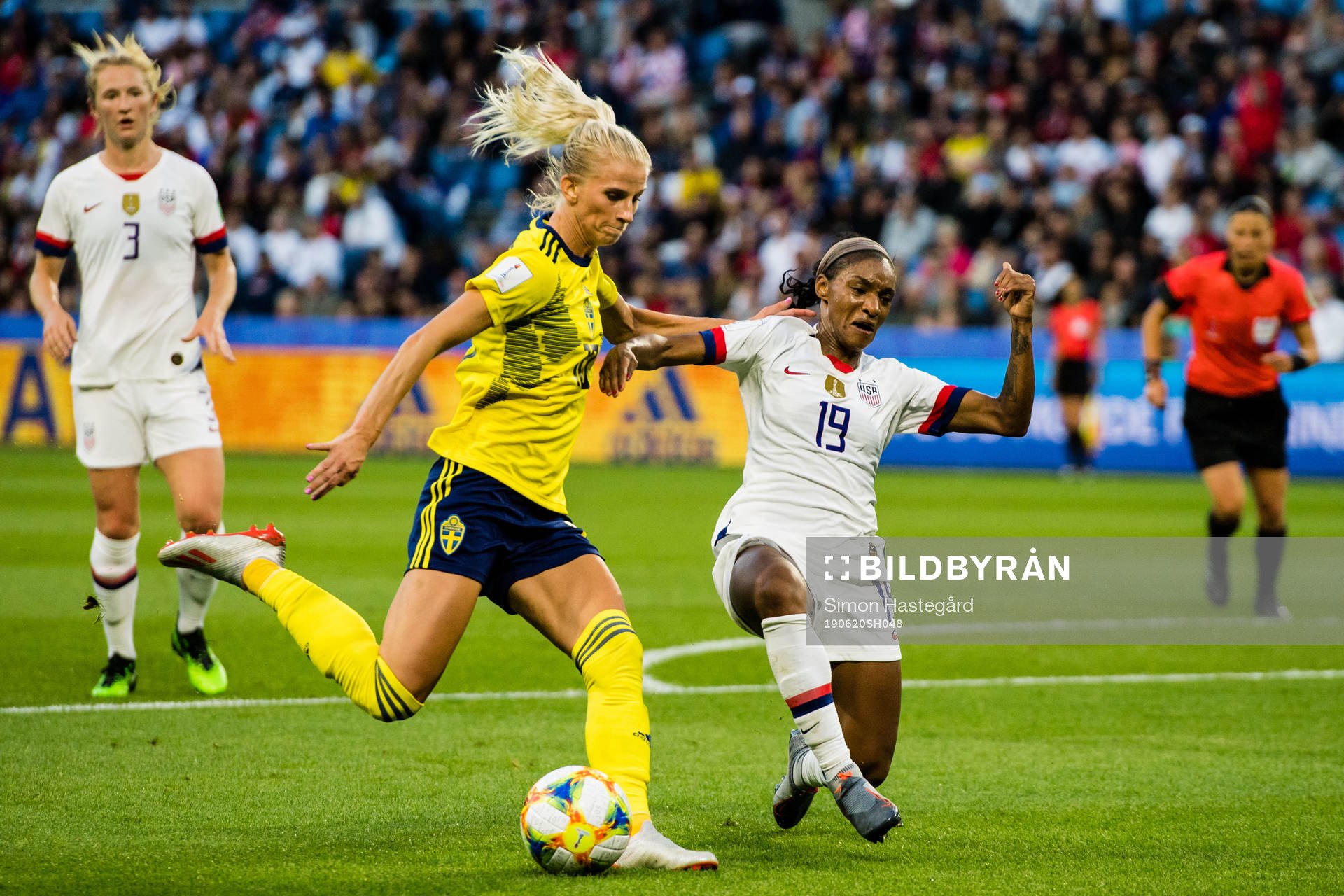 Sofia Jakobsson of Sweden and Crystal Dunn of USA