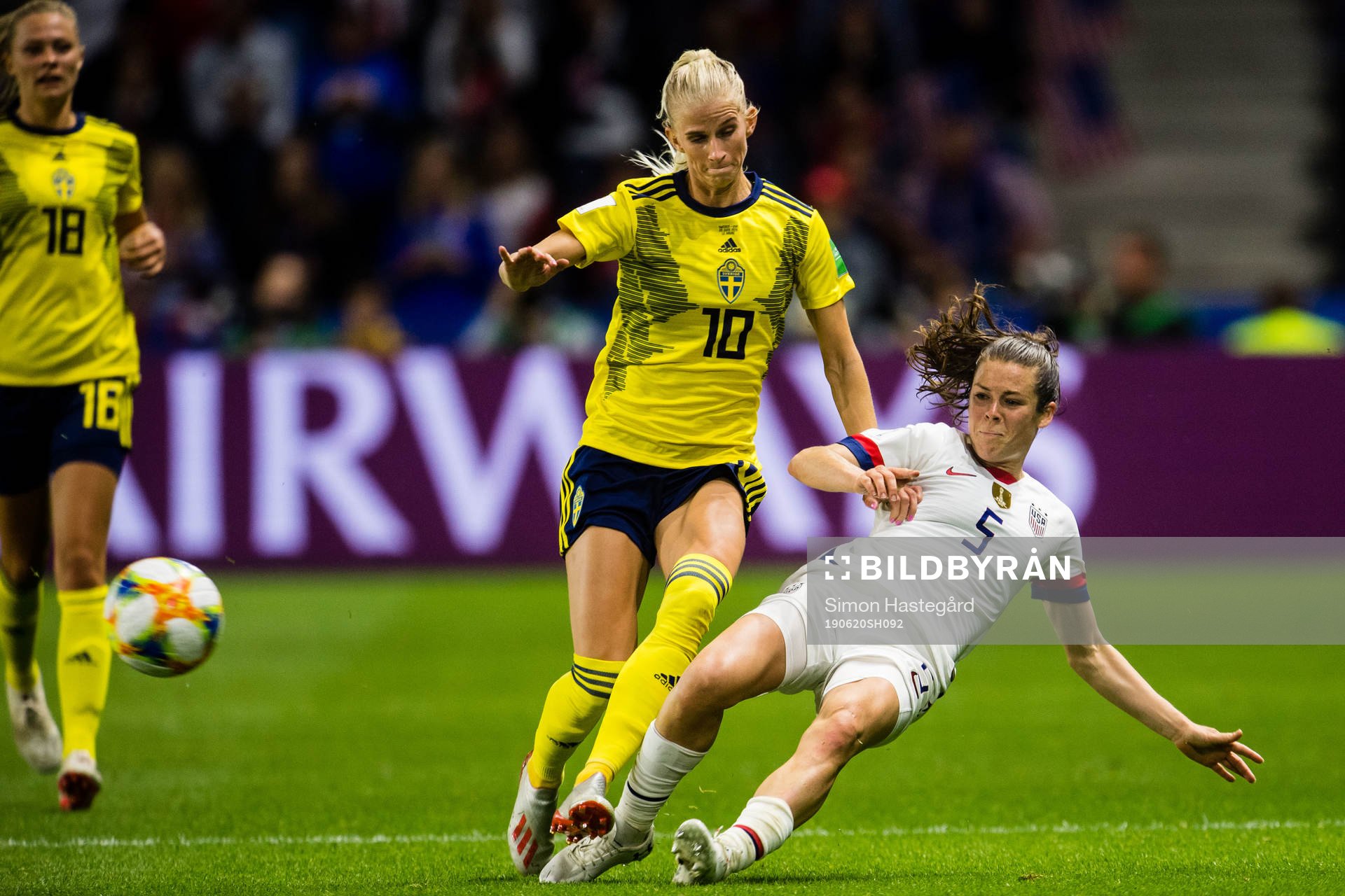 Sofia Jakobsson of Sweden and Kelley O'Hara of USA
