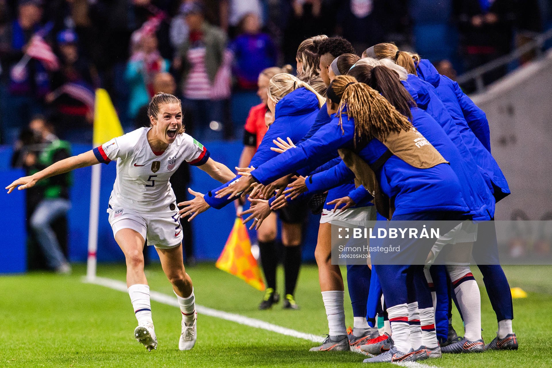 Kelley O'Hara of USA celebrate with team mates