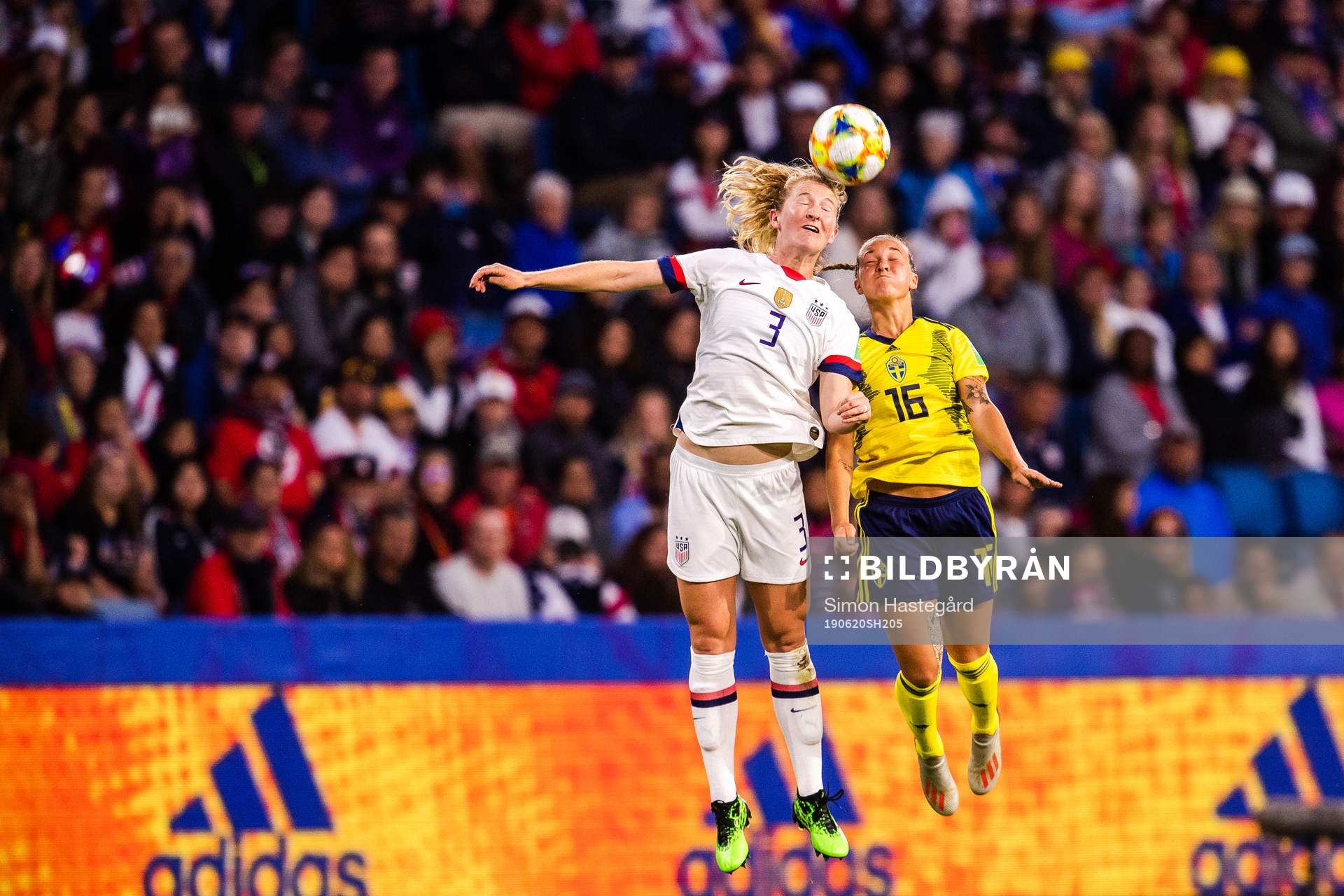 Samantha Mewis of USA and Julia Zigiotti Olme of Sweden
