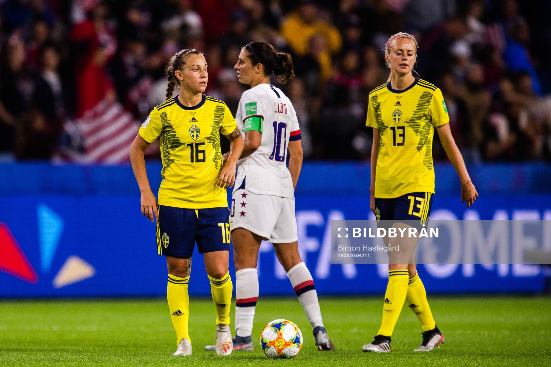 Julia Zigiotti Olme and Amanda Ilestedt of Sweden looks