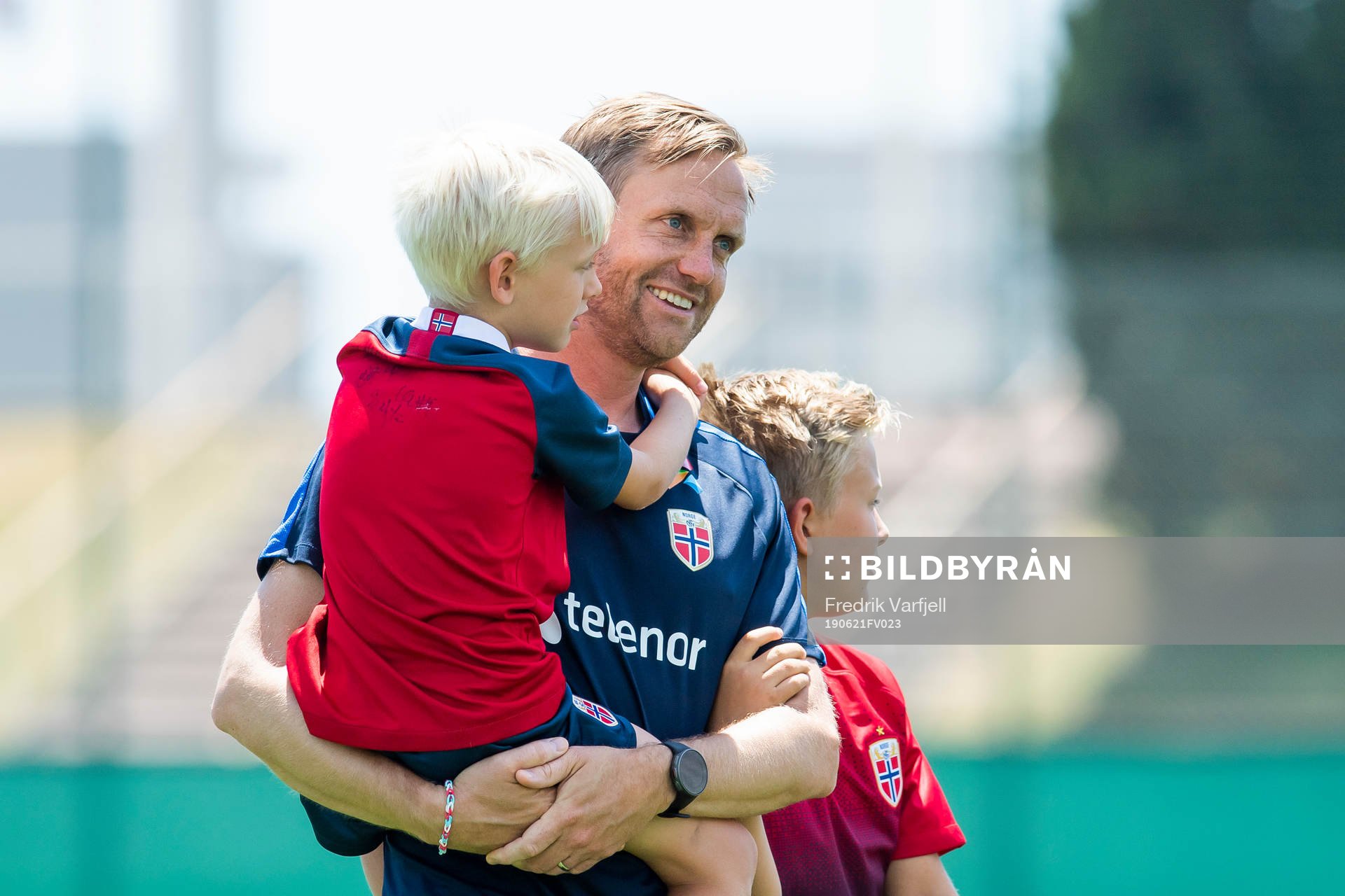 Martin Sjögren, head coach of Norway, with his children
