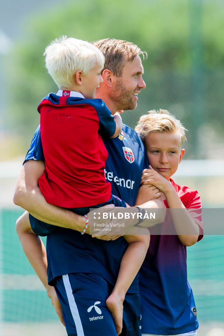Martin Sjögren, head coach of Norway, with his children