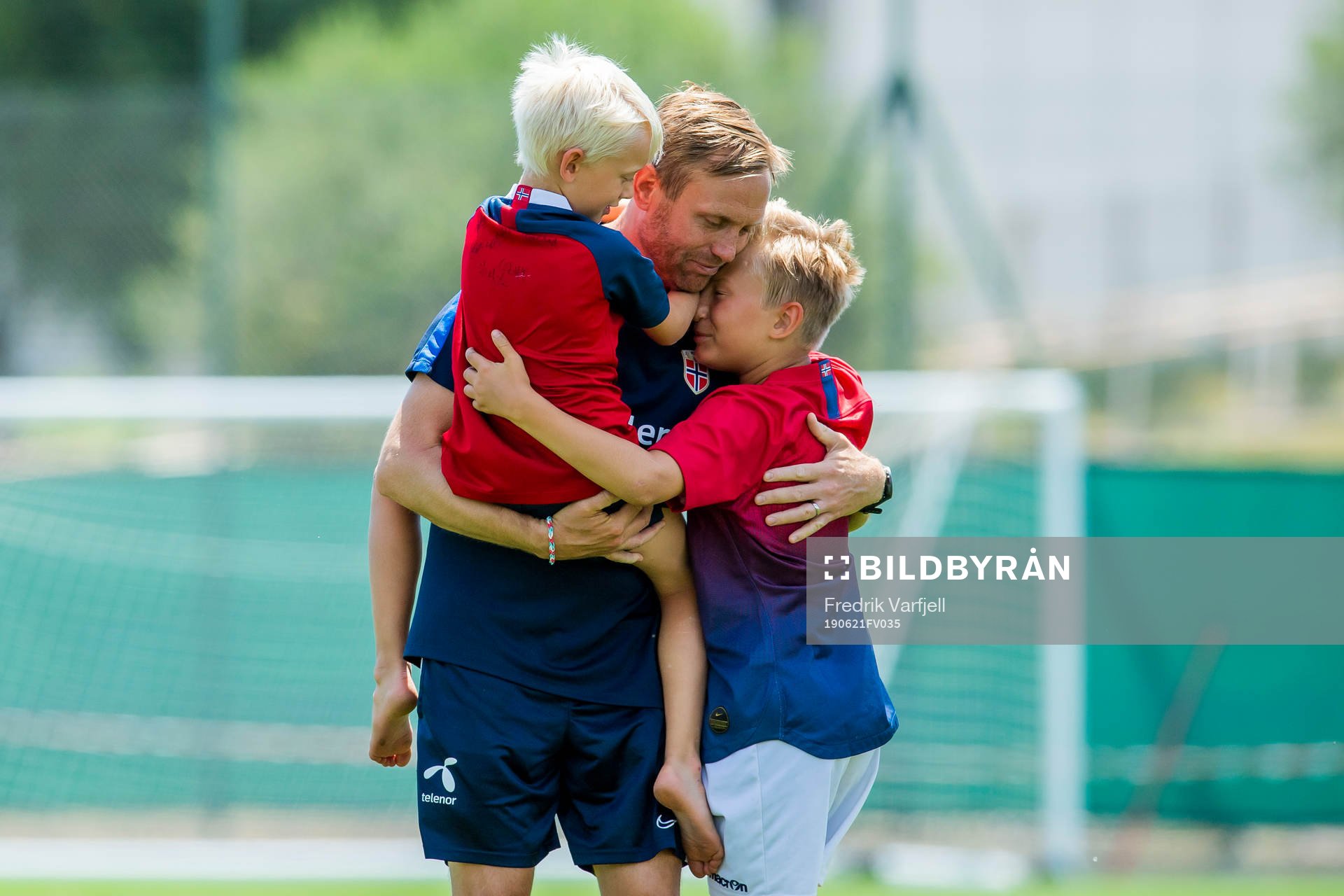 Martin Sjögren, head coach of Norway, with his children