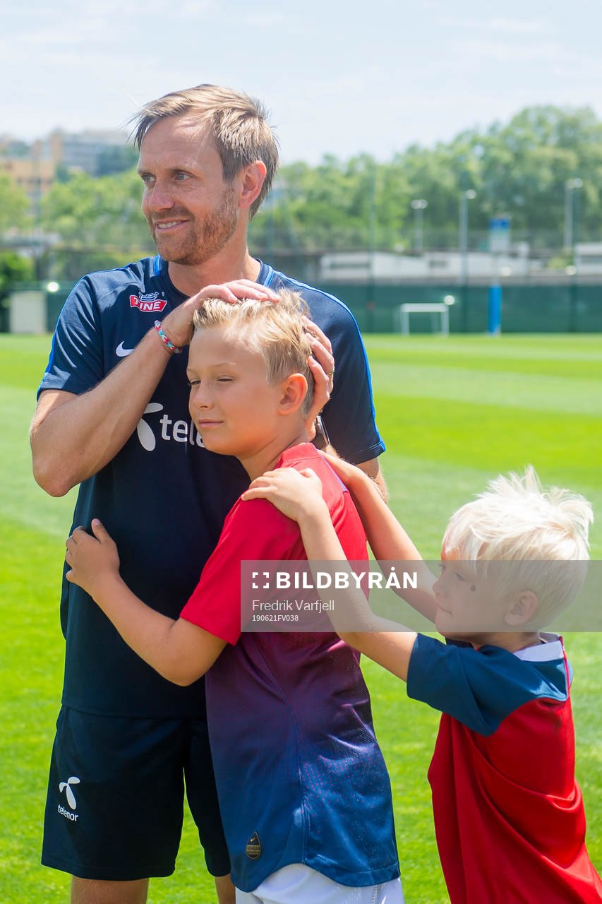 Martin Sjögren, head coach of Norway, with his children