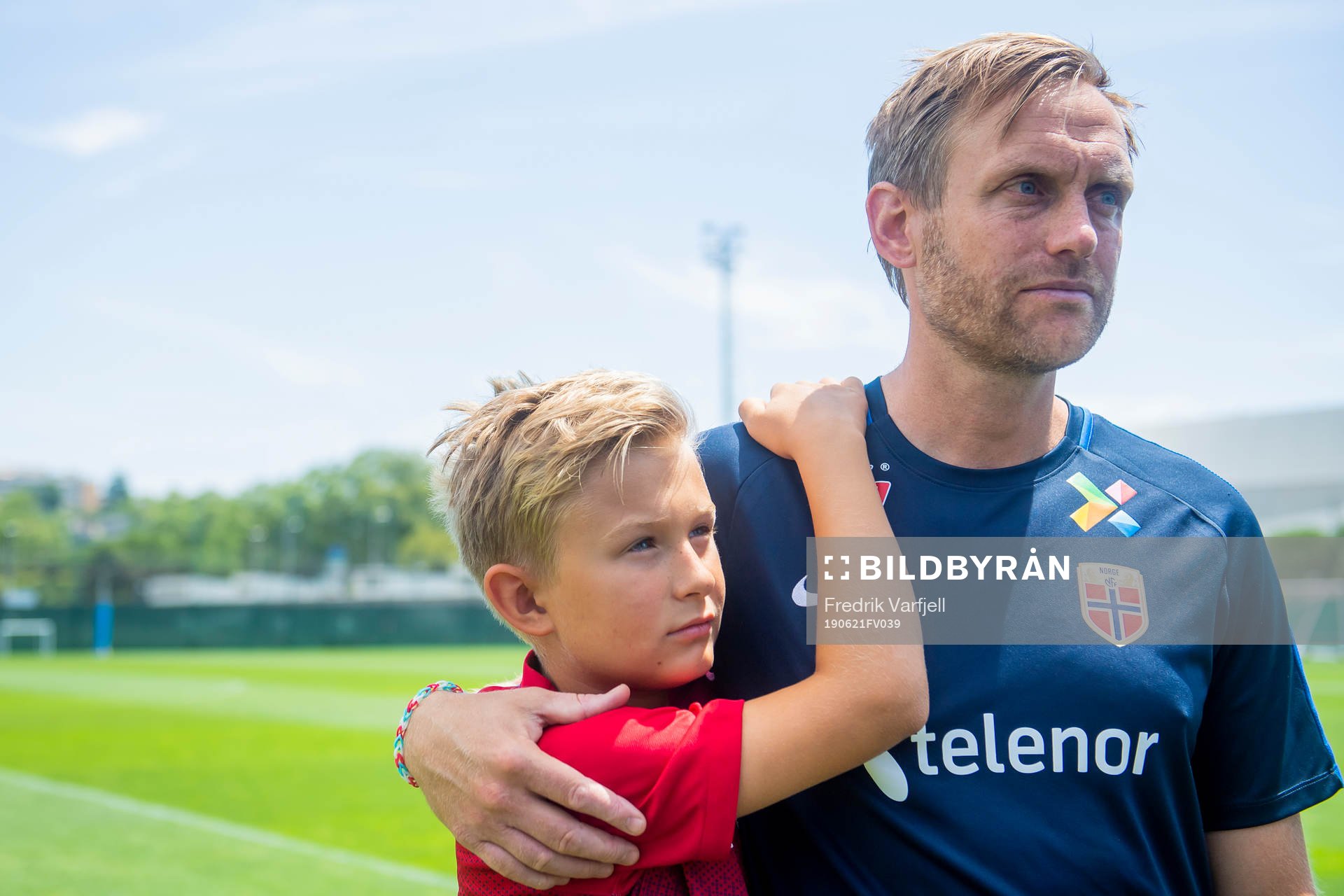 Martin Sjögren, head coach of Norway, with his son