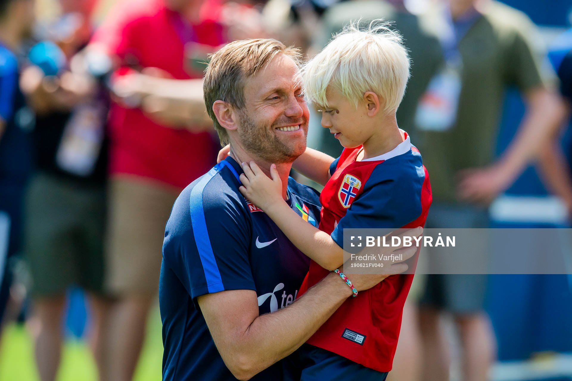 Martin Sjögren, head coach of Norway, with his son