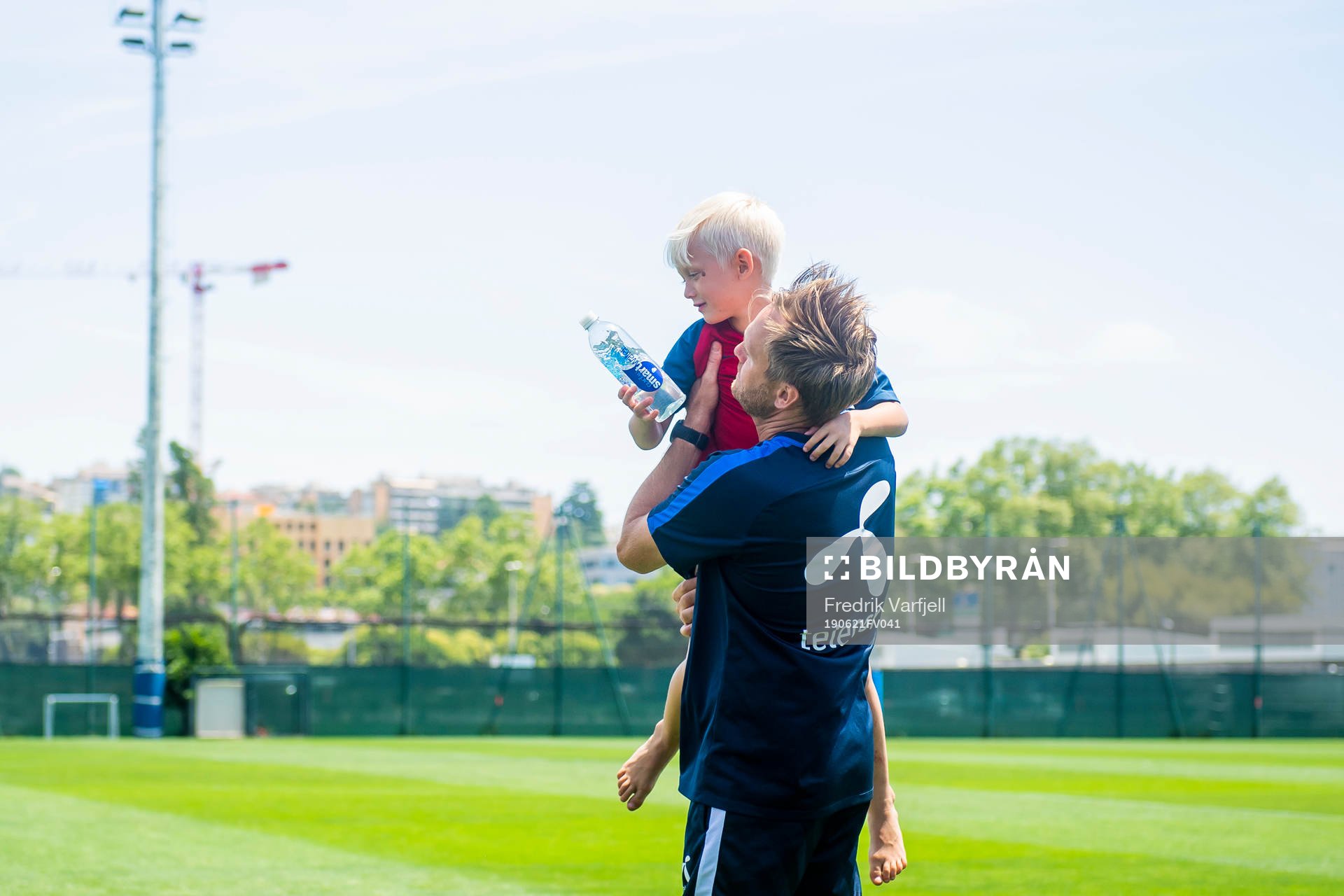 Martin Sjögren, head coach of Norway, with his son