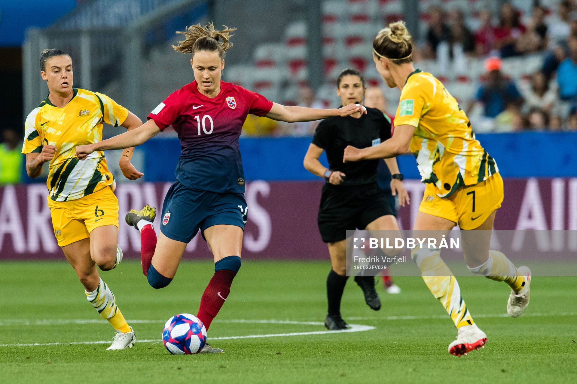 Chloe Logarzo and Steph Catley of Australia  in a duell