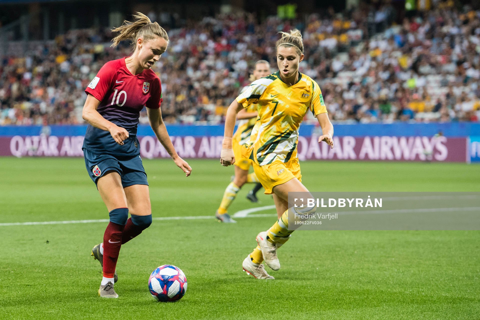 Caroline Graham Hansen of Norway and Steph Catley of