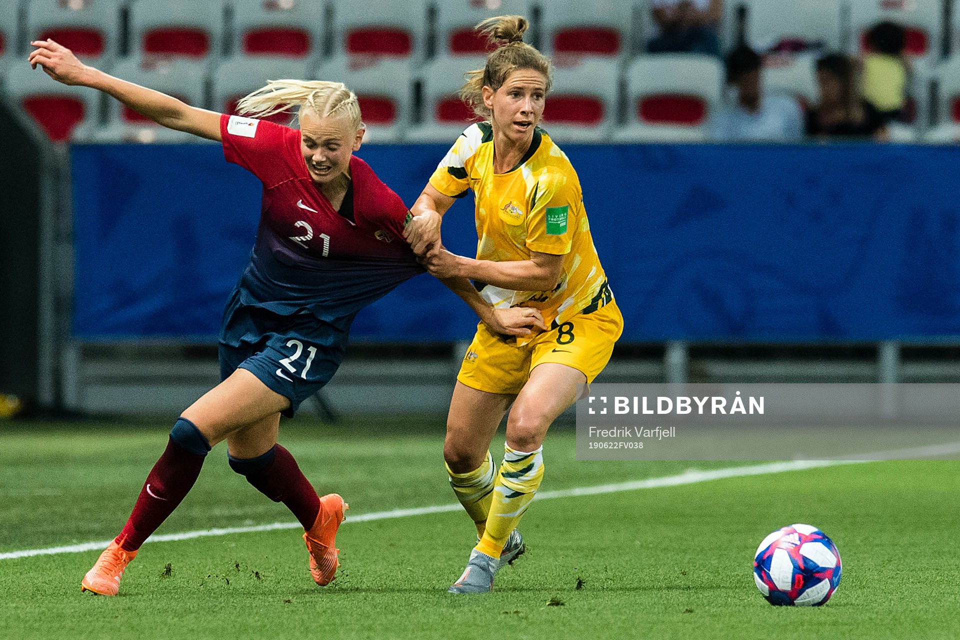 Karina Sævik of Norway  and Elise Kellond-Knight of