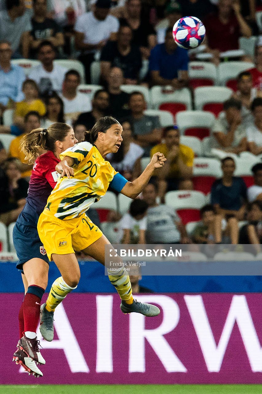 Maren Nævdal Mjelde of Norway and Sam Kerr of Australia