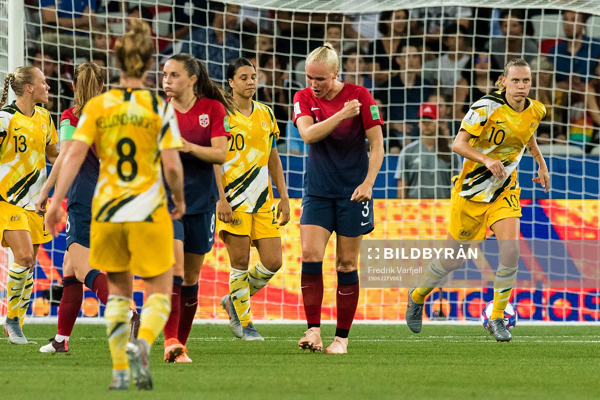 Sam Kerr of Australia and Maria Thorisdottir of Norway