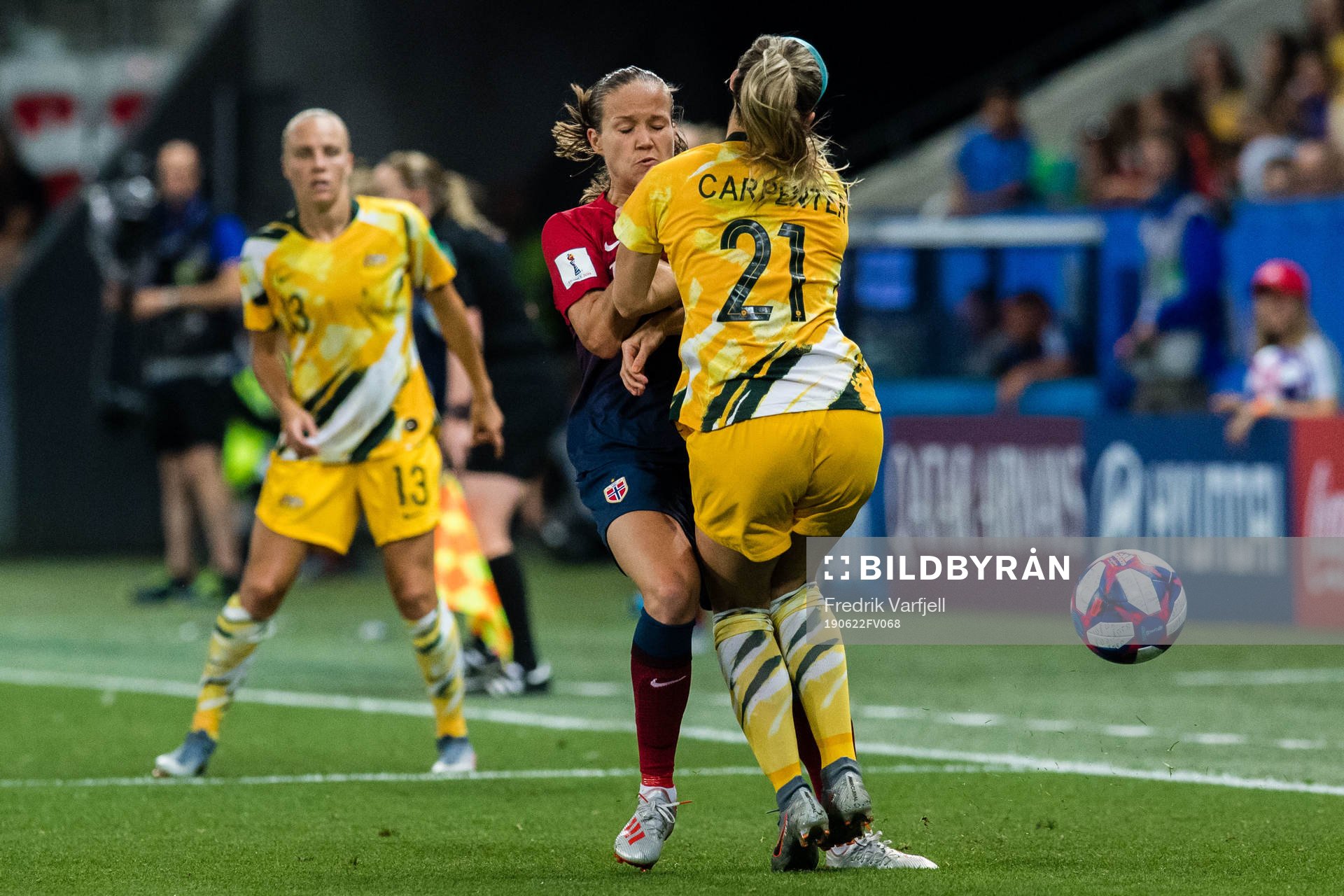 Guro Reiten of Norway and Ellie Carpenter of Australia