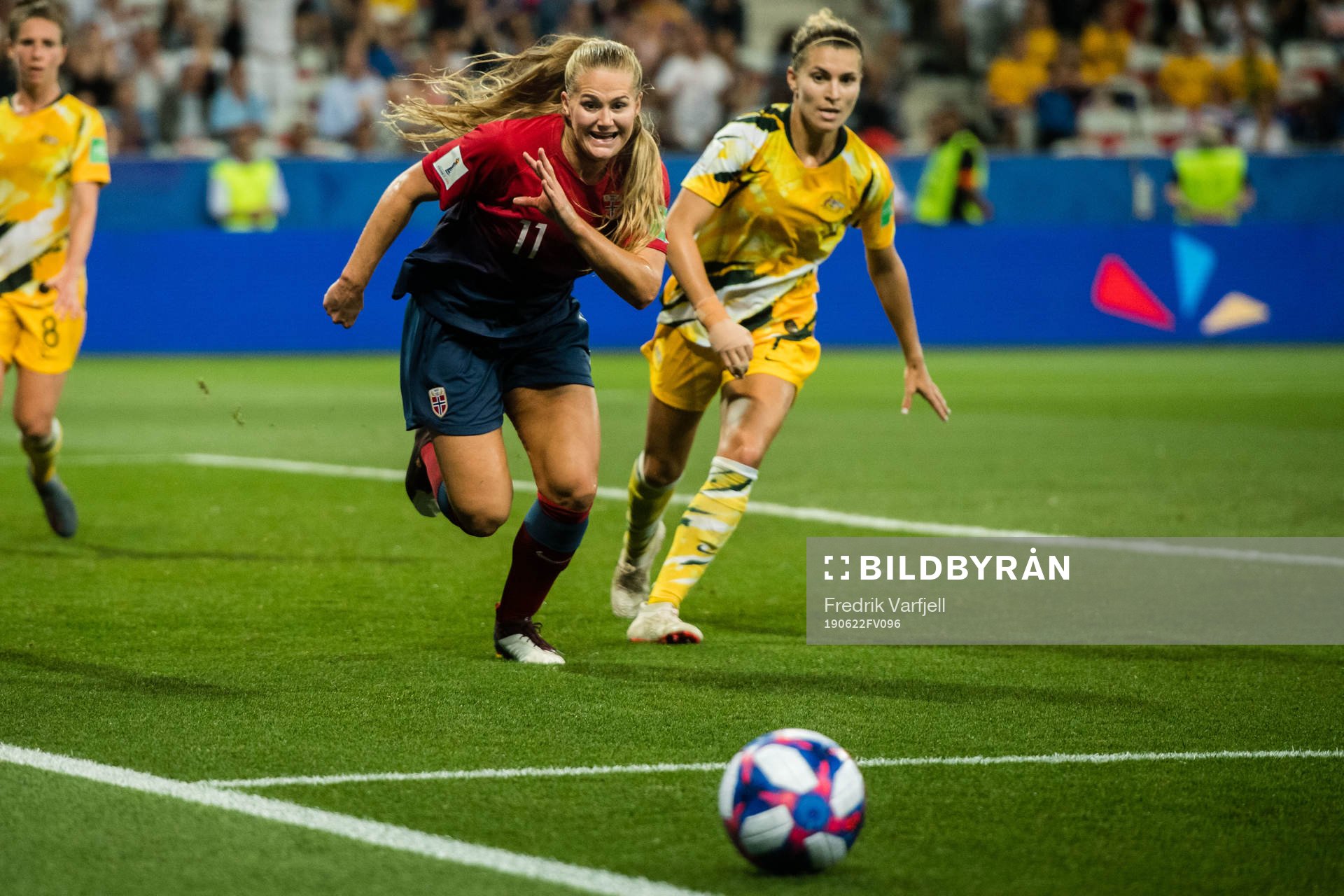 Lisa-Marie Karlseng Utland of Norway and Steph Catley of