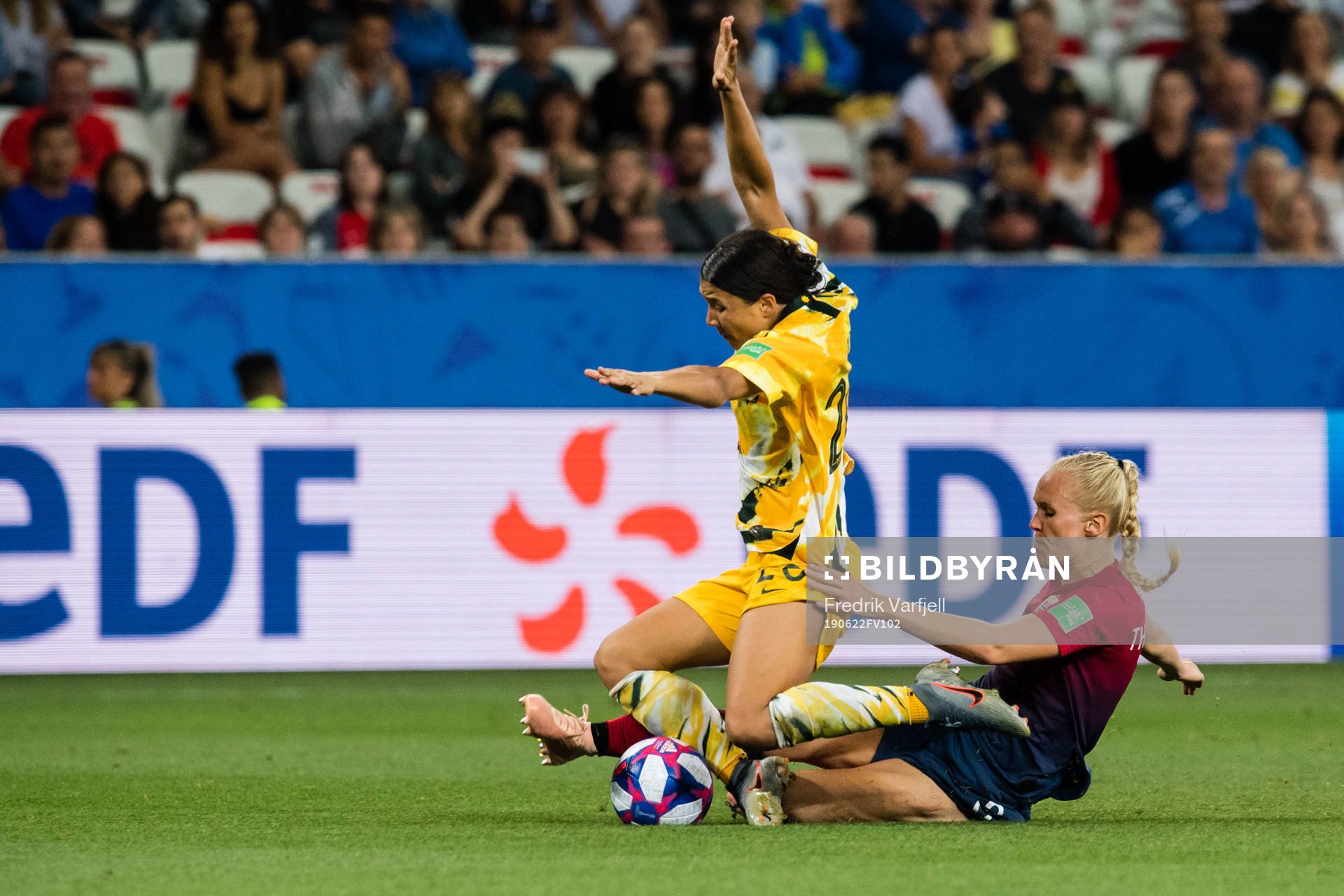 Sam Kerr of Australia and Maria Thorisdottir of Norway