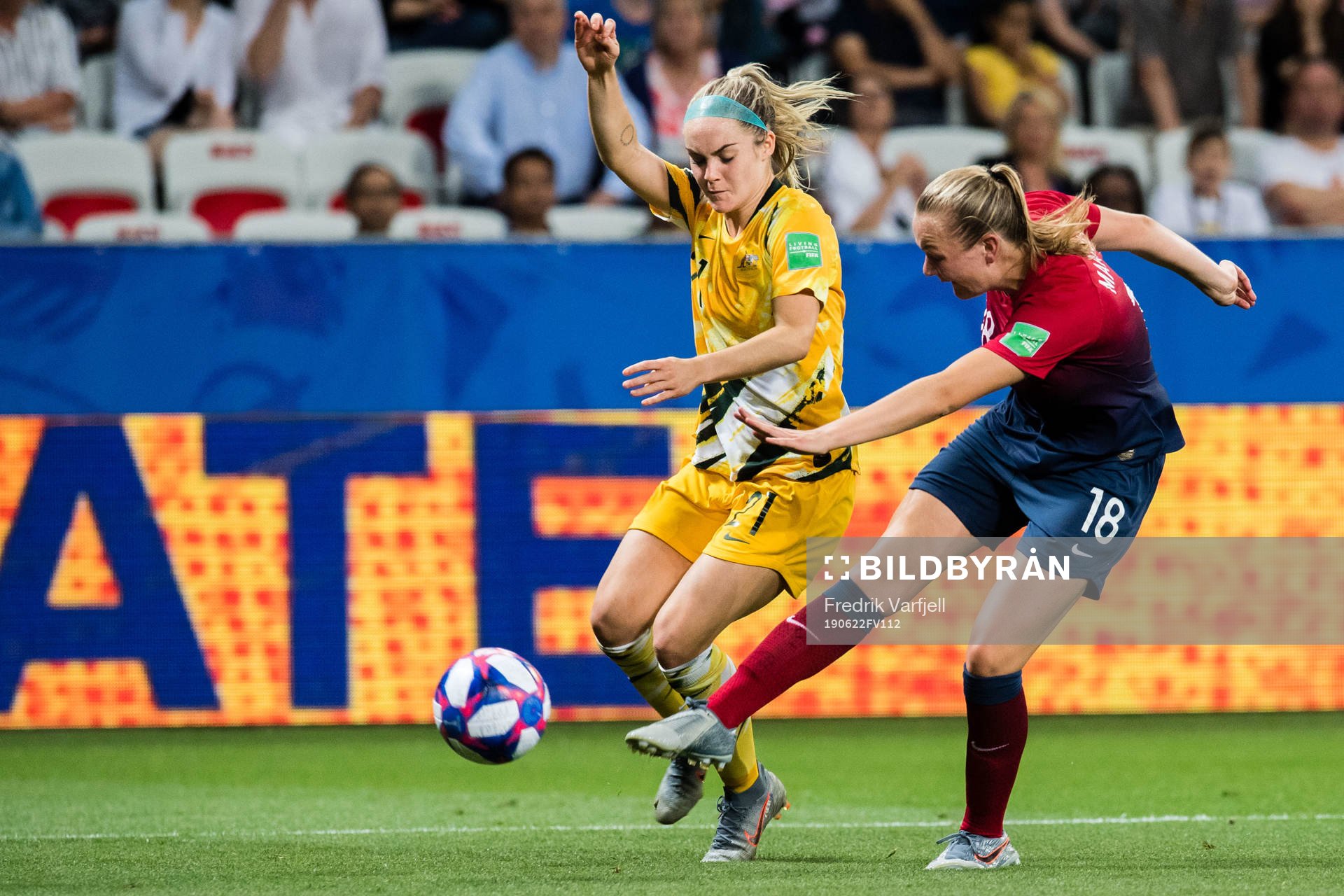 Ellie Carpenter of Australia and Frida Leonhardsen Maanum
