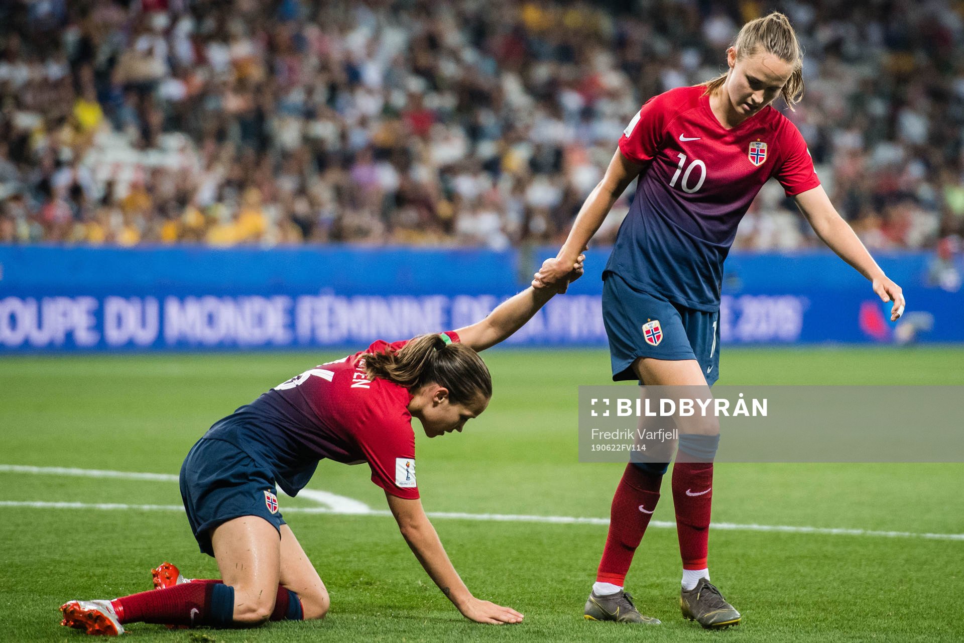 Guro Reiten and Caroline Graham Hansen of Norway looks