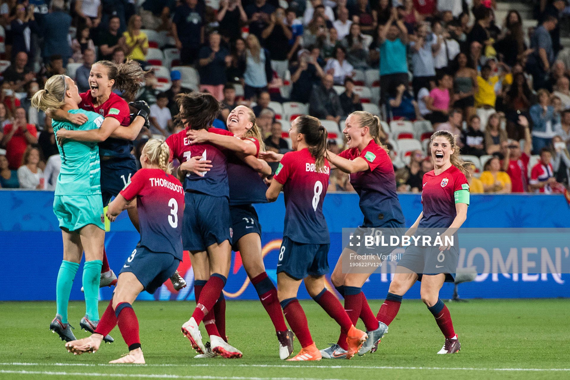 Players of Norway celebrates