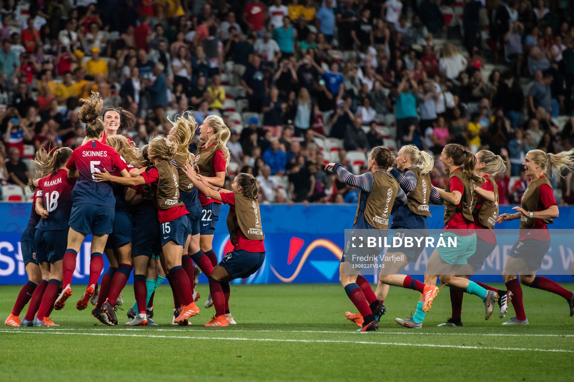 Players of Norway celebrates