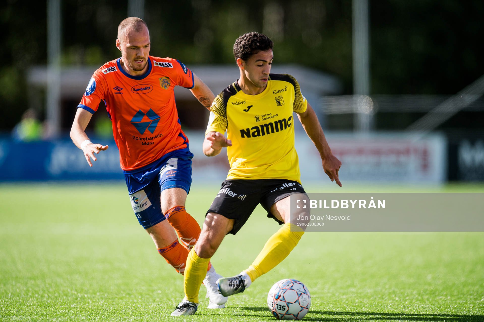 Aron Elís Thrándarson of Aalesund and Ryan Doghman of