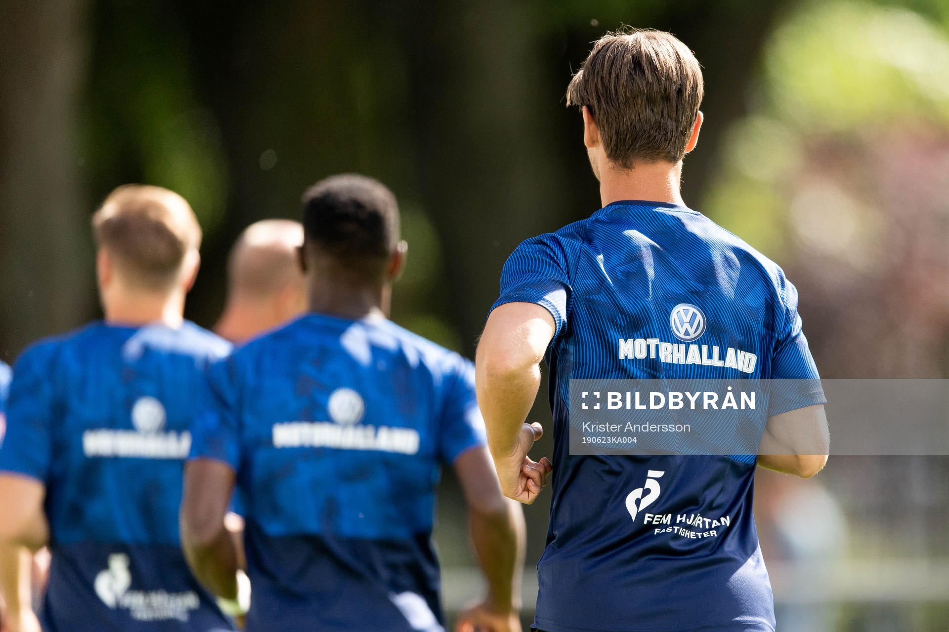 Halmstads spelare värmer upp före fotbollsmatchen i