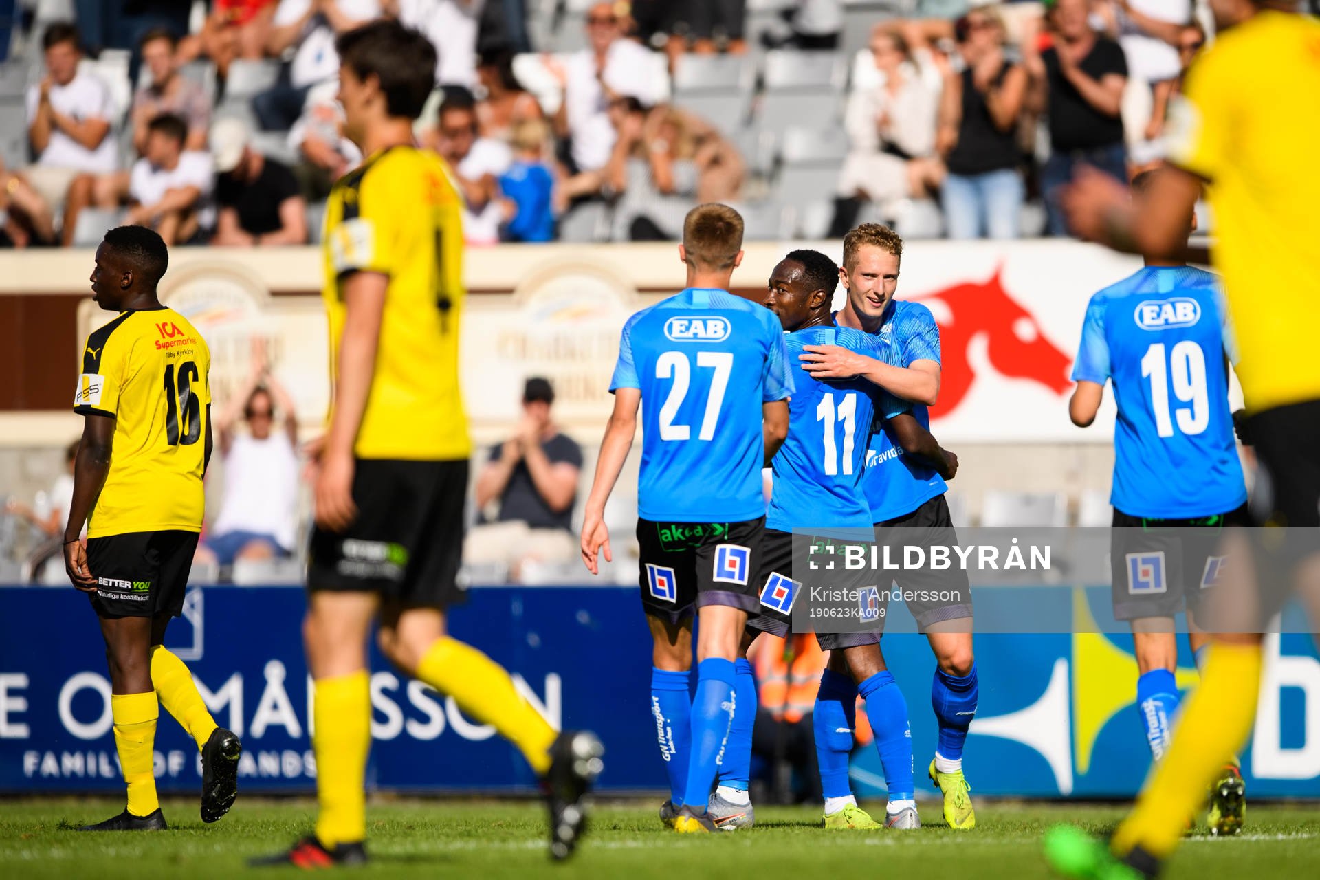 Halmstads Sadat Karim jublar med lagkamrater efter sitt 1-0 mål under fotbollsmatchen i Superettan mellan Halmstad och Frej den 23 juni 2019 i Halmstad.