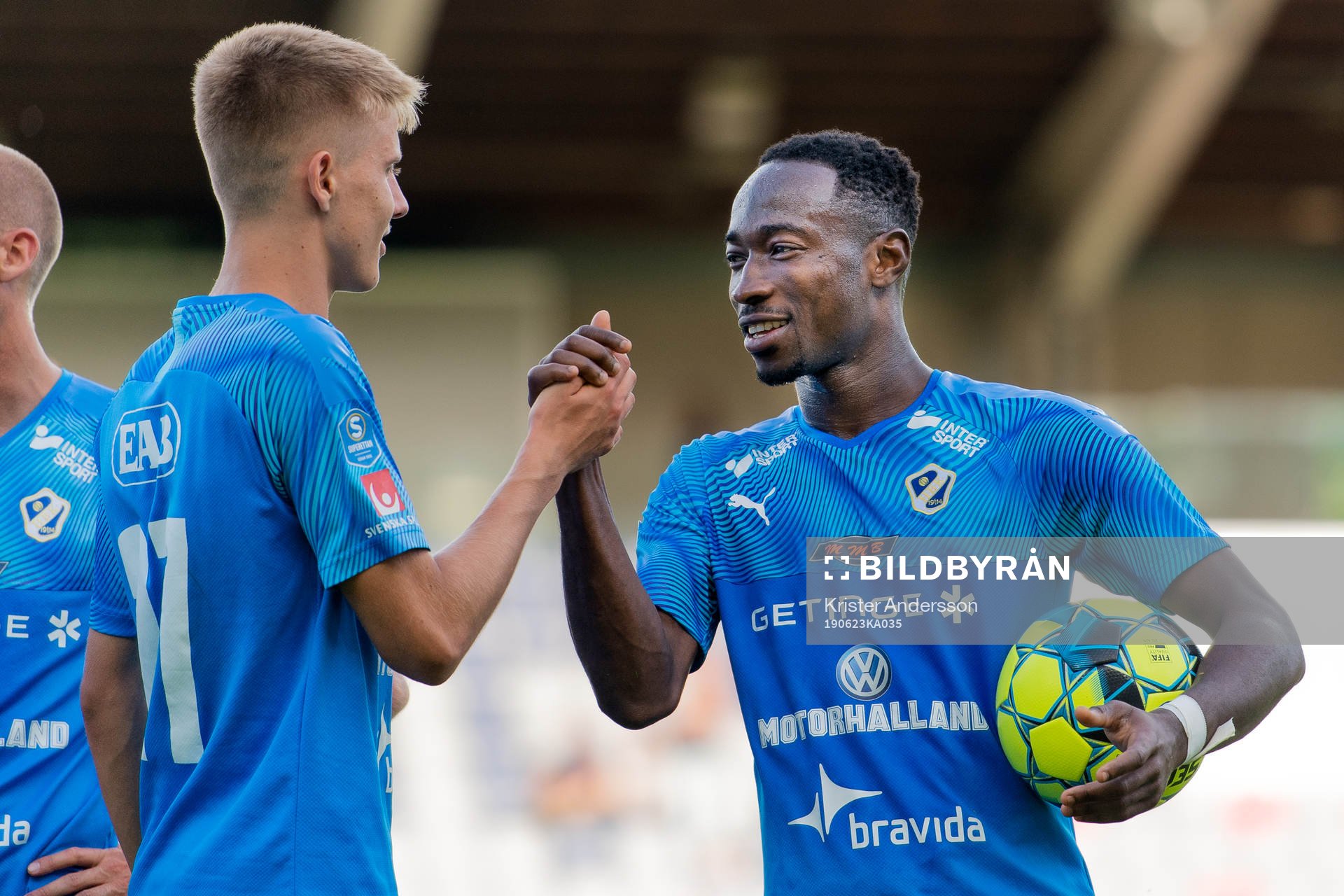 Halmstads Sadat Karim jublar med Erik Ahlstrand efter fotbollsmatchen i Superettan mellan Halmstad och Frej den 23 juni 2019 i Halmstad.