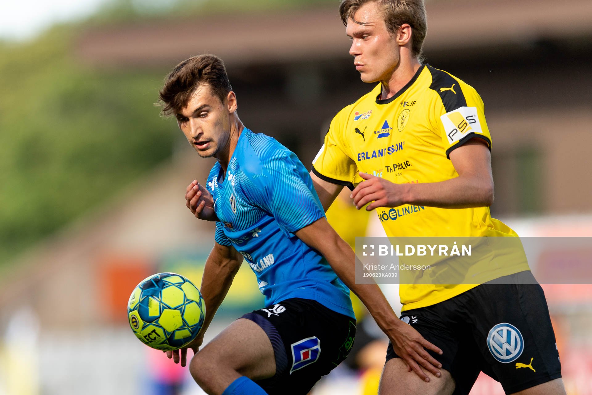 Halmstads Rasmus Wiedsheim-Paul och Frejs Marcus Degerlund under fotbollsmatchen i Superettan mellan Halmstad och Frej den 23 juni 2019 i Halmstad.