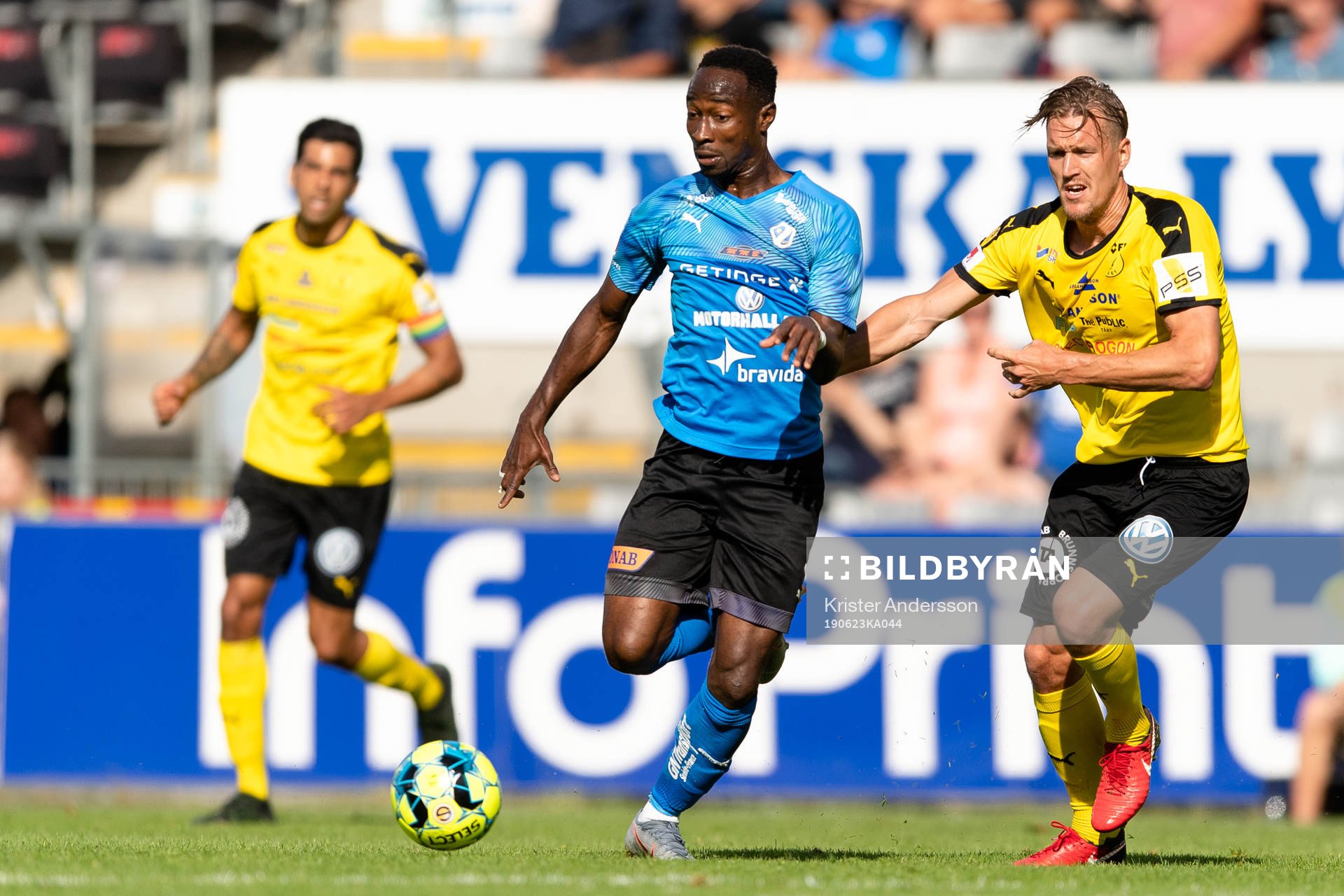Halmstads Sadat Karim och Frejs Kim Skoglund under fotbollsmatchen i Superettan mellan Halmstad och Frej den 23 juni 2019 i Halmstad.