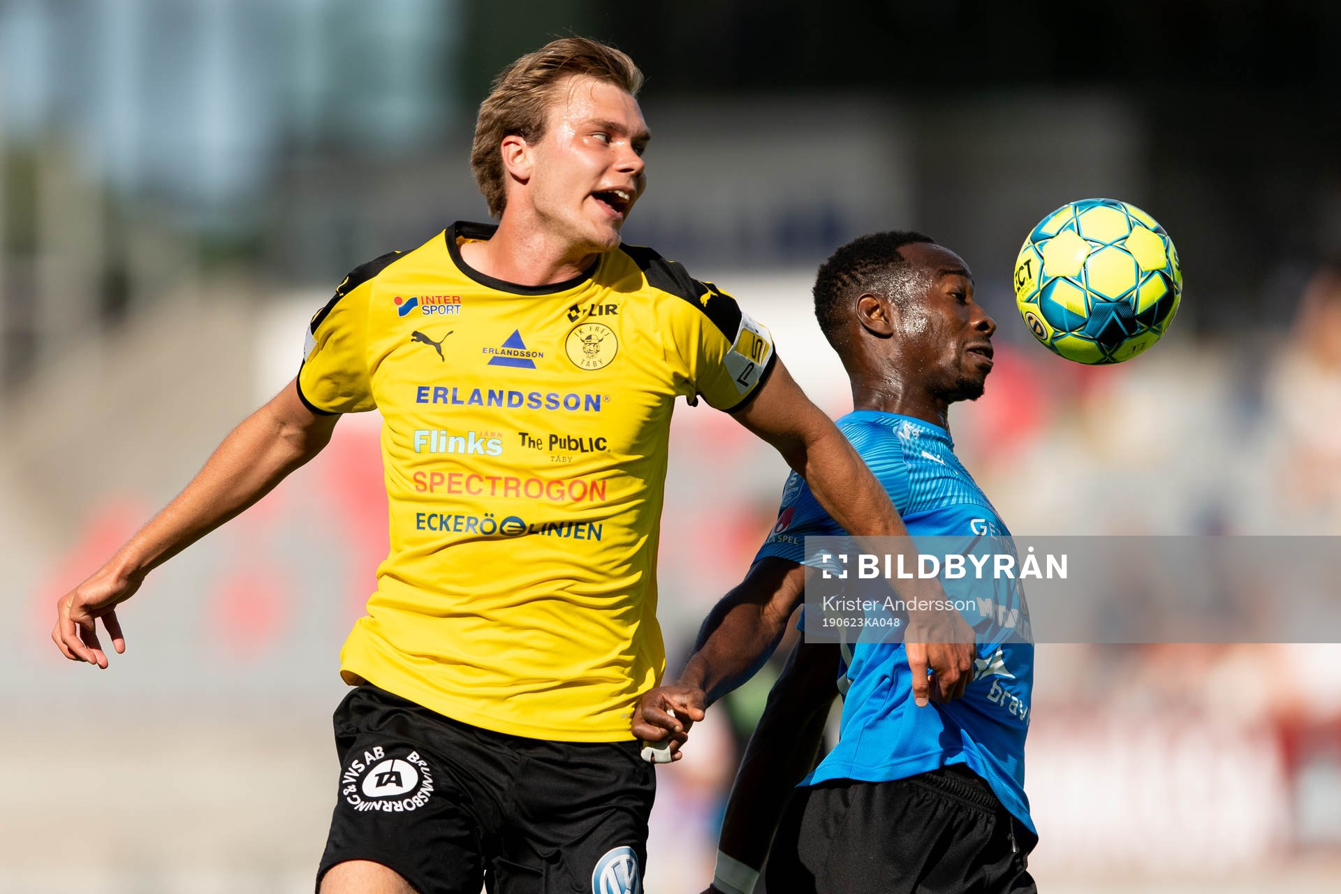 Frejs Marcus Degerlund och Halmstads Sadat Karim