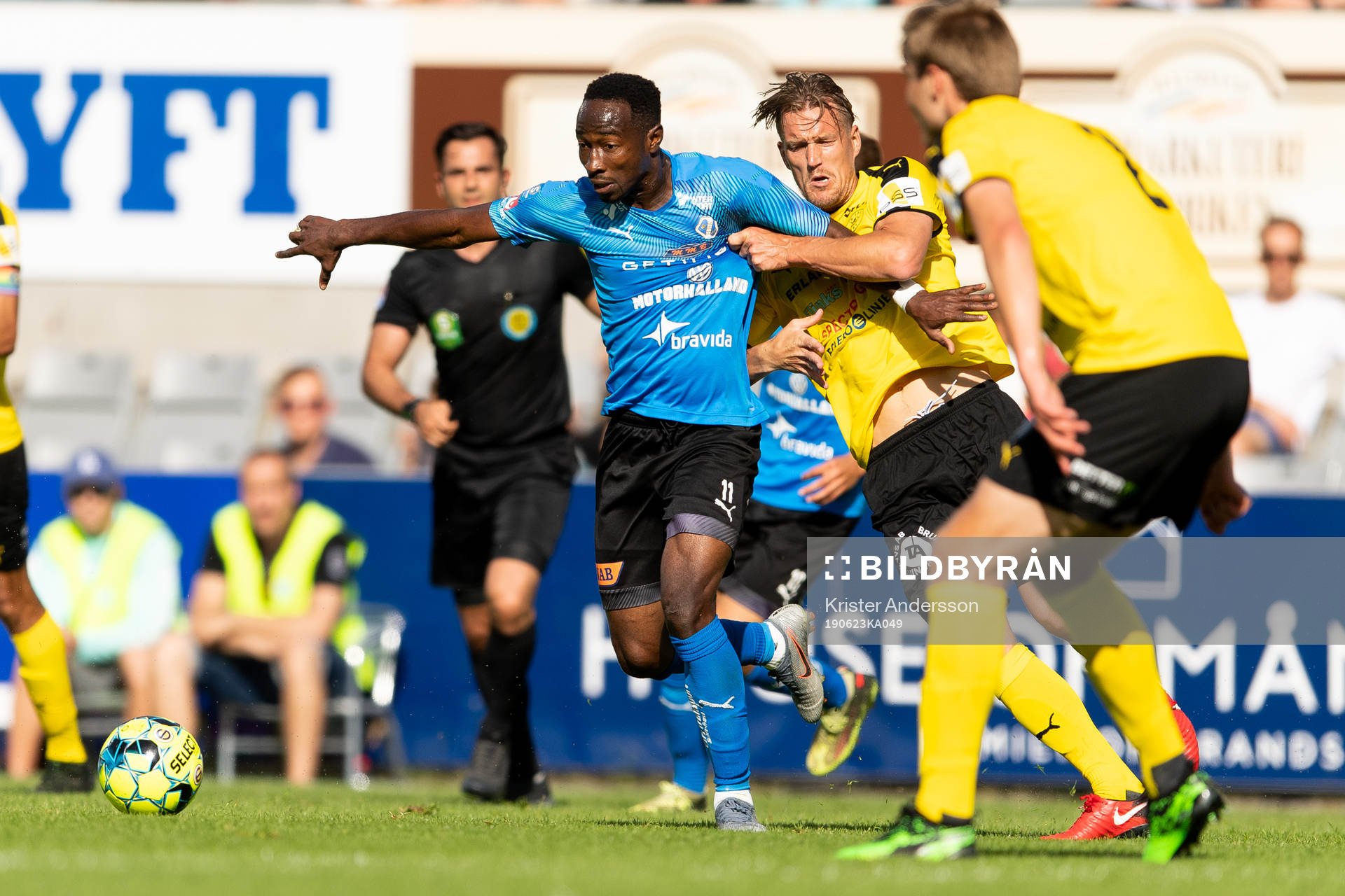 Halmstads Sadat Karim och Frejs Kim Skoglund under fotbollsmatchen i Superettan mellan Halmstad och Frej den 23 juni 2019 i Halmstad.