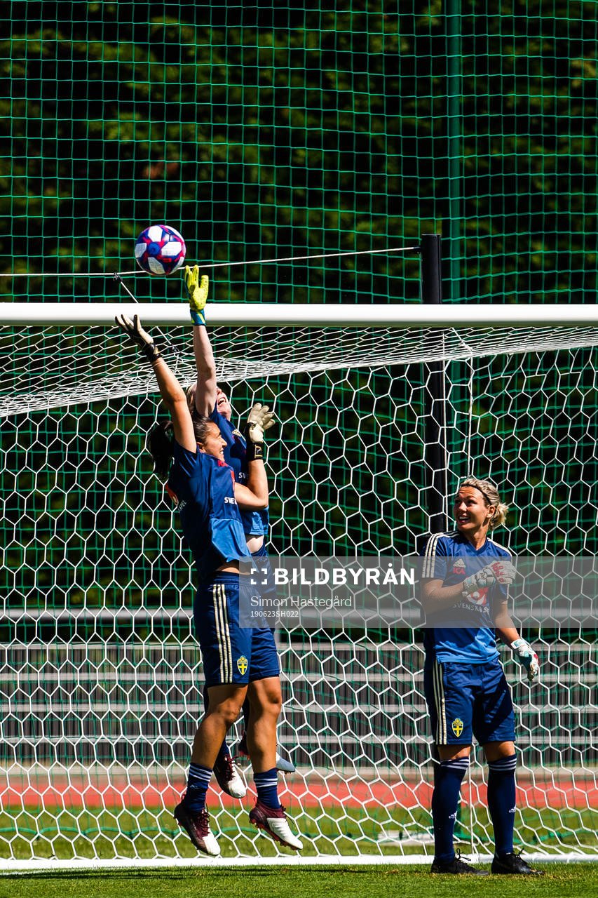 Goalkeepers Jennifer Falk , Zecira Musovic and Hedvig