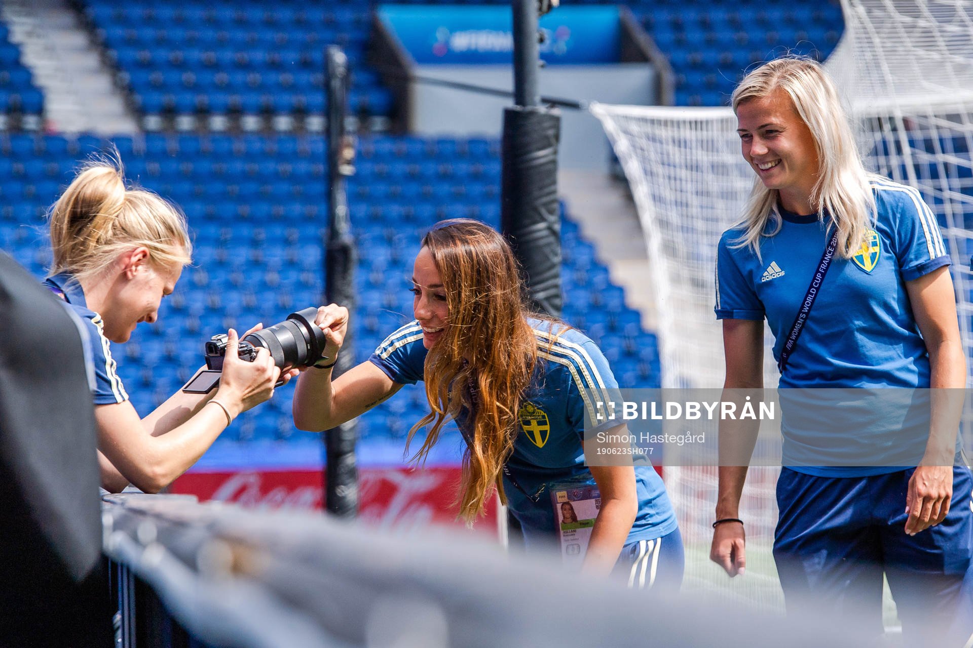 Team photographer Anna Moilanen, Kosovare Asllani and Hanna
