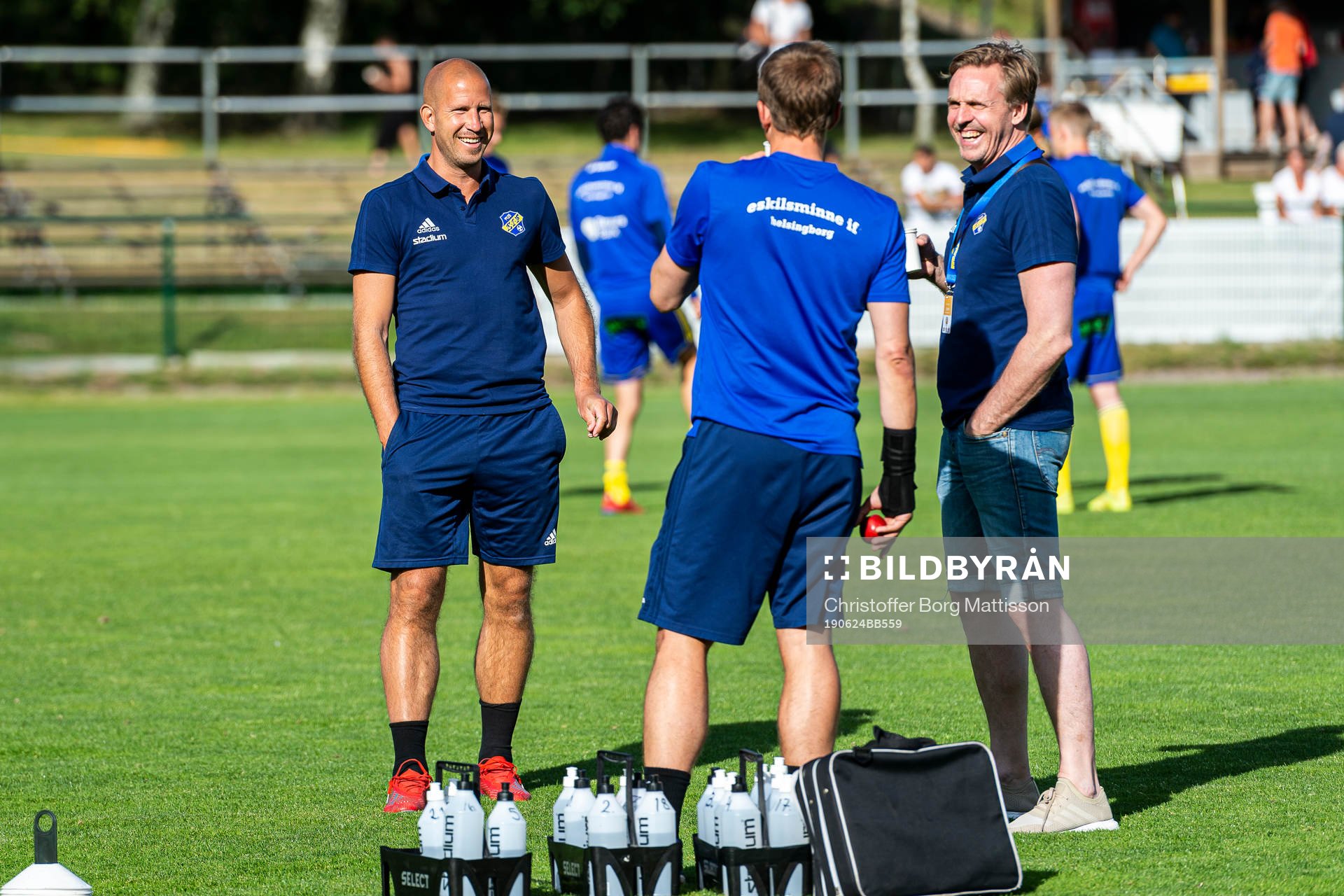 Eskilsminnes tränare Mattias Lindström i samtal med