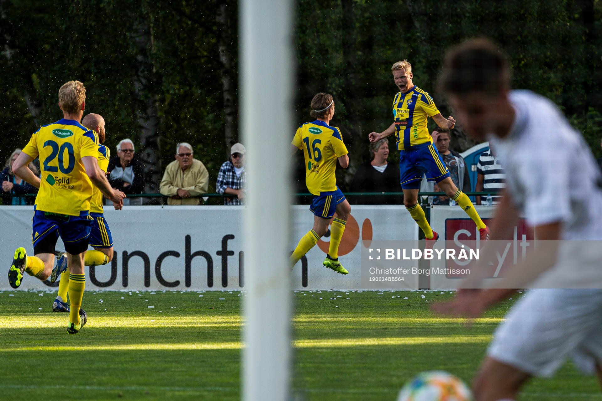 Eskilsminnes Jonatan Persson jublar