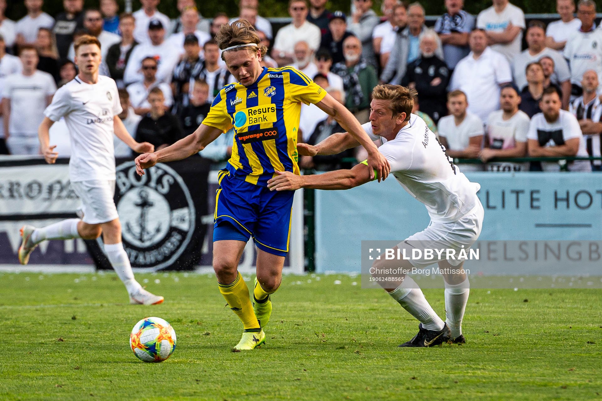 Eskilsminnes Jesper Lundborg i kamp med Landskronas Philip Andersson under fotbollsmatchen i Division 1 Södra mellan Eskilsminne och Landskrona den 24 juni 2019 i Helsingborg.
